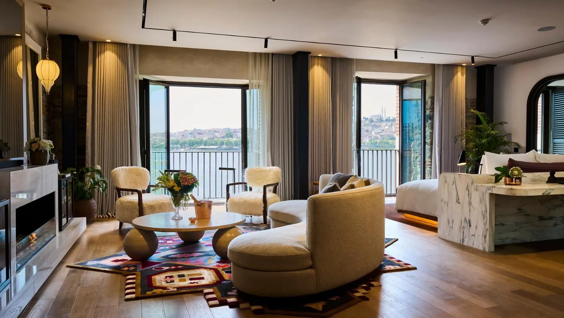 TV and multimedia in Aliée Istanbul - A Paris Society Collection Hotel