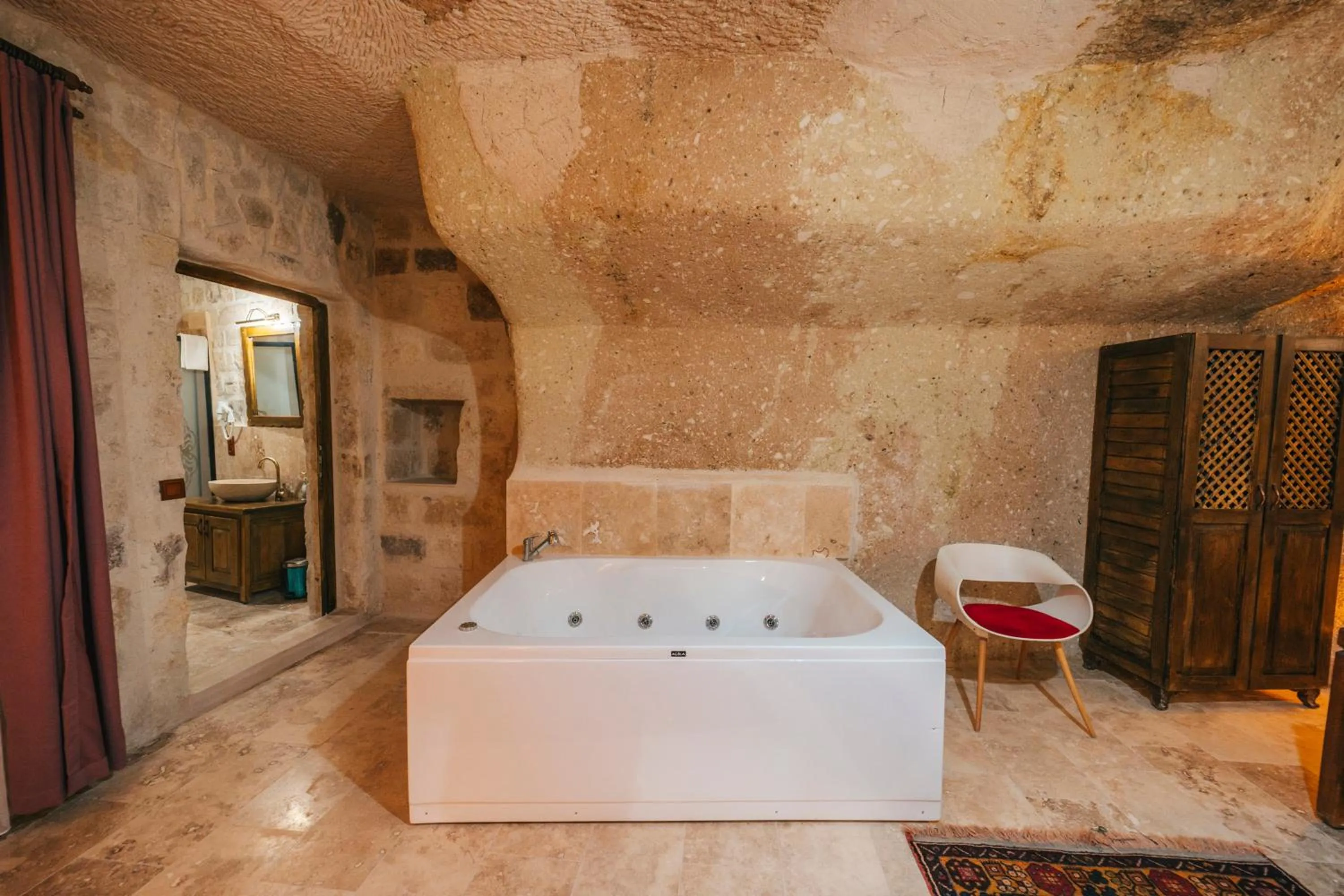 Hot Tub, Bed in Cappatria Cave House