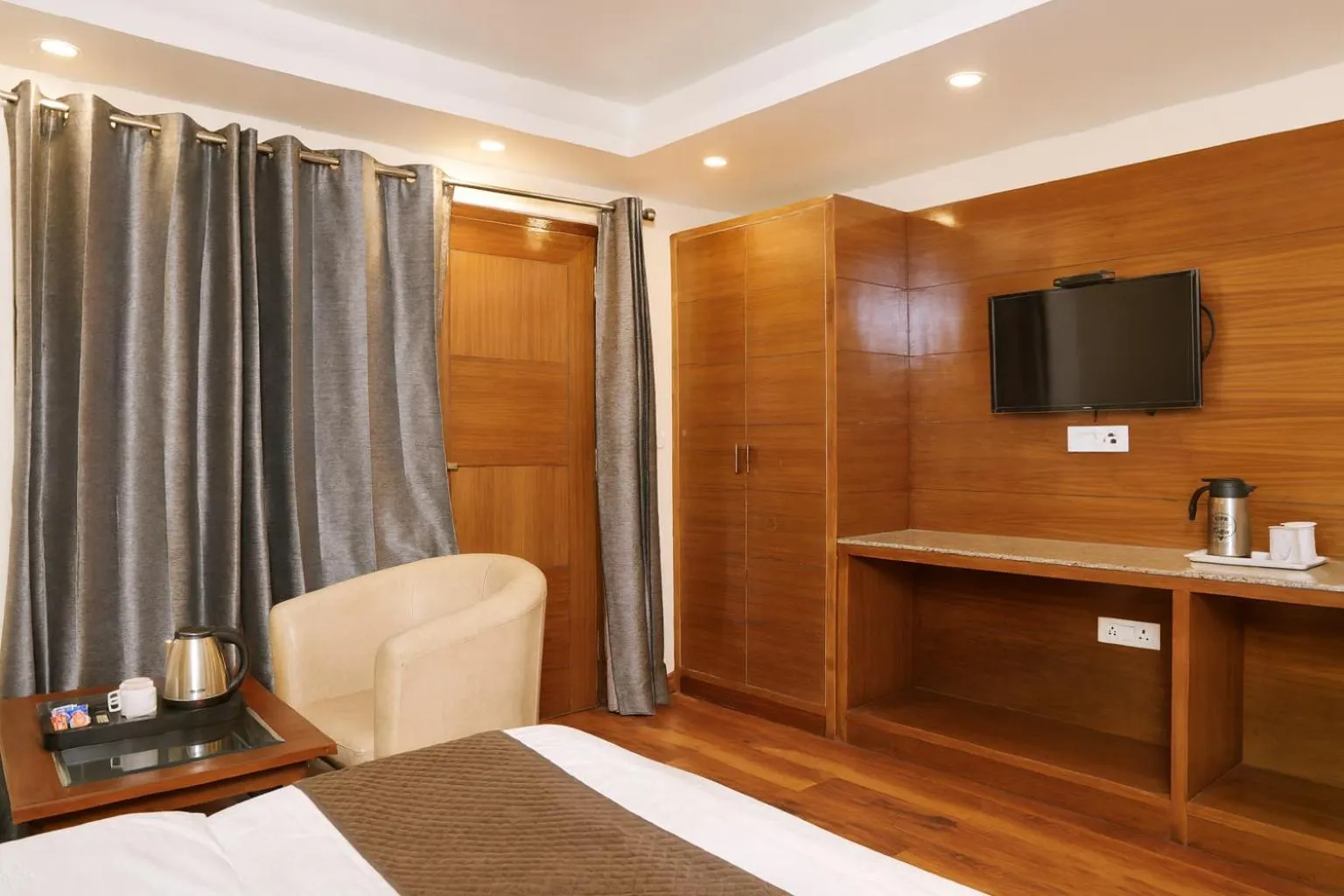 Bed in Hotel Samrat - On Mall Road