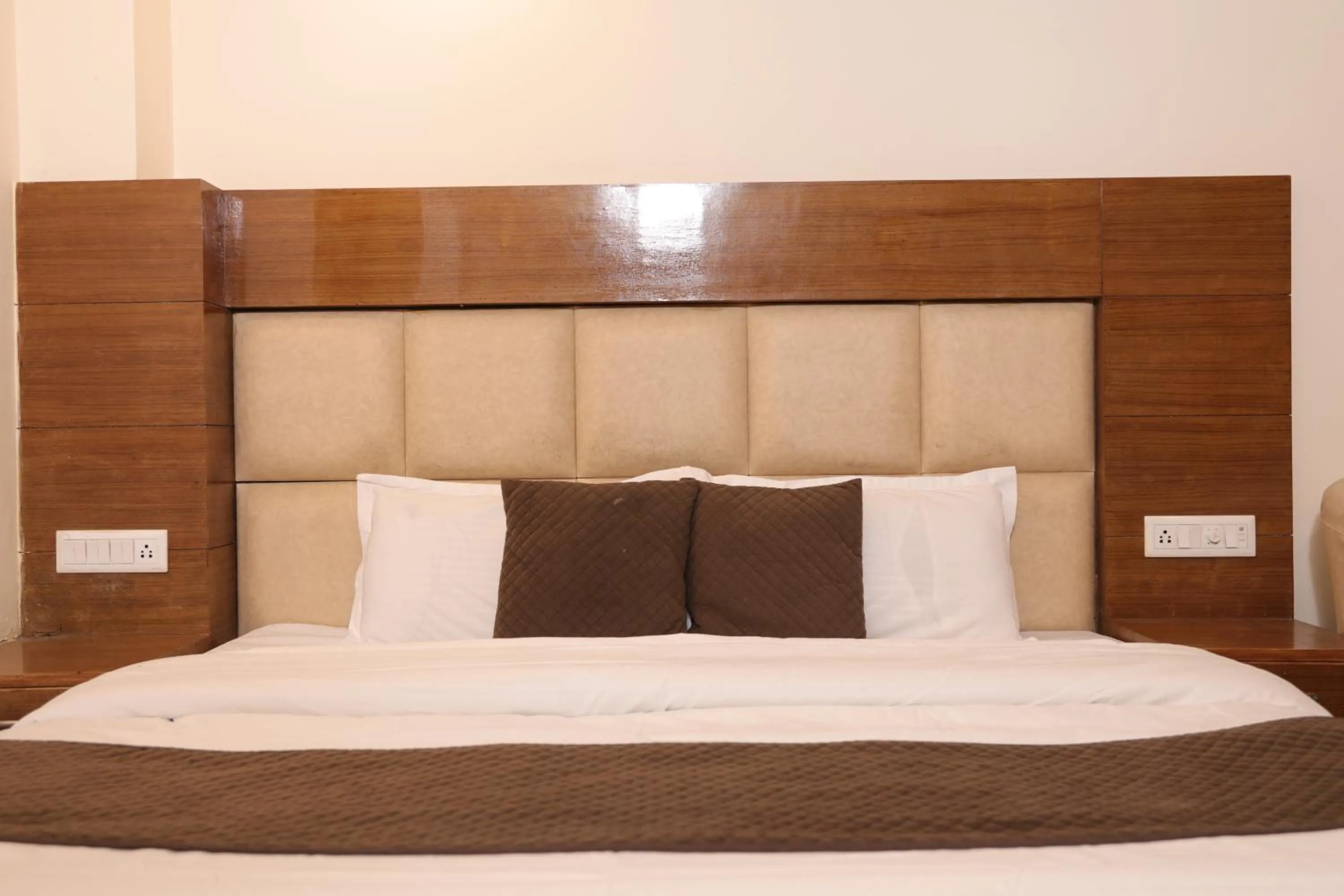 Bed in Hotel Samrat - On Mall Road