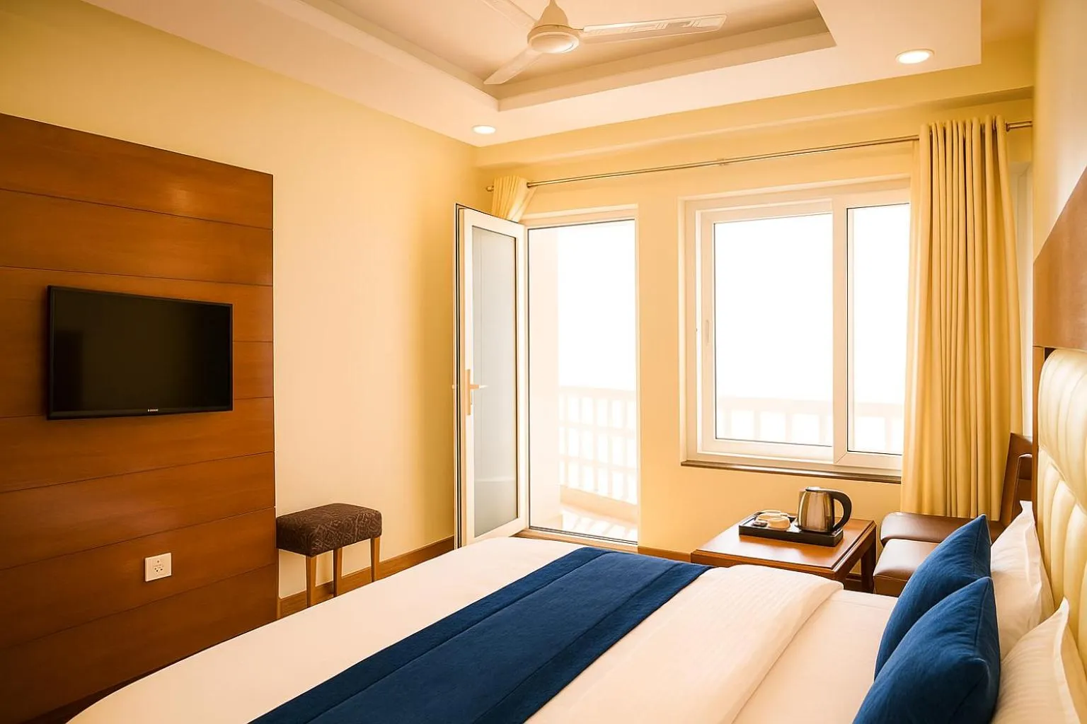 Bed in Hotel Samrat - On Mall Road