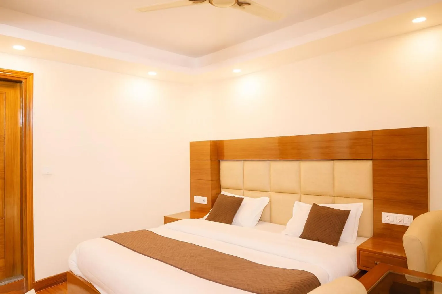 Bed in Hotel Samrat - On Mall Road