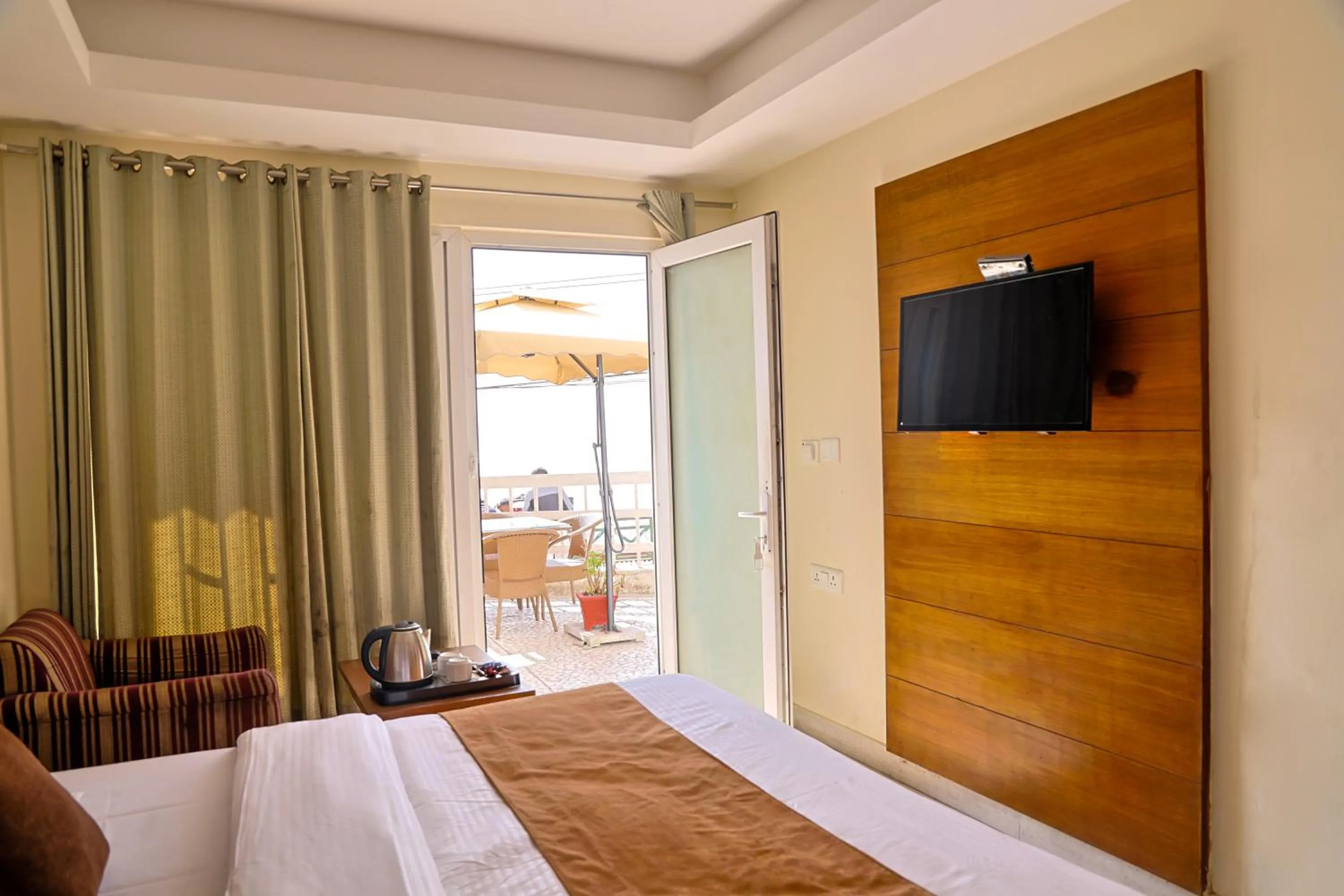 Bed in Hotel Samrat - On Mall Road