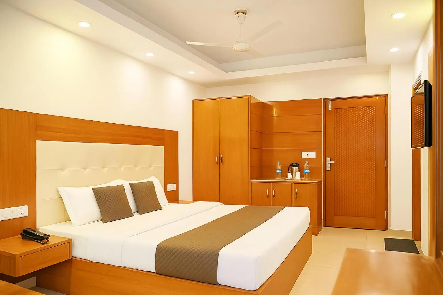 Bed in Hotel Samrat - On Mall Road