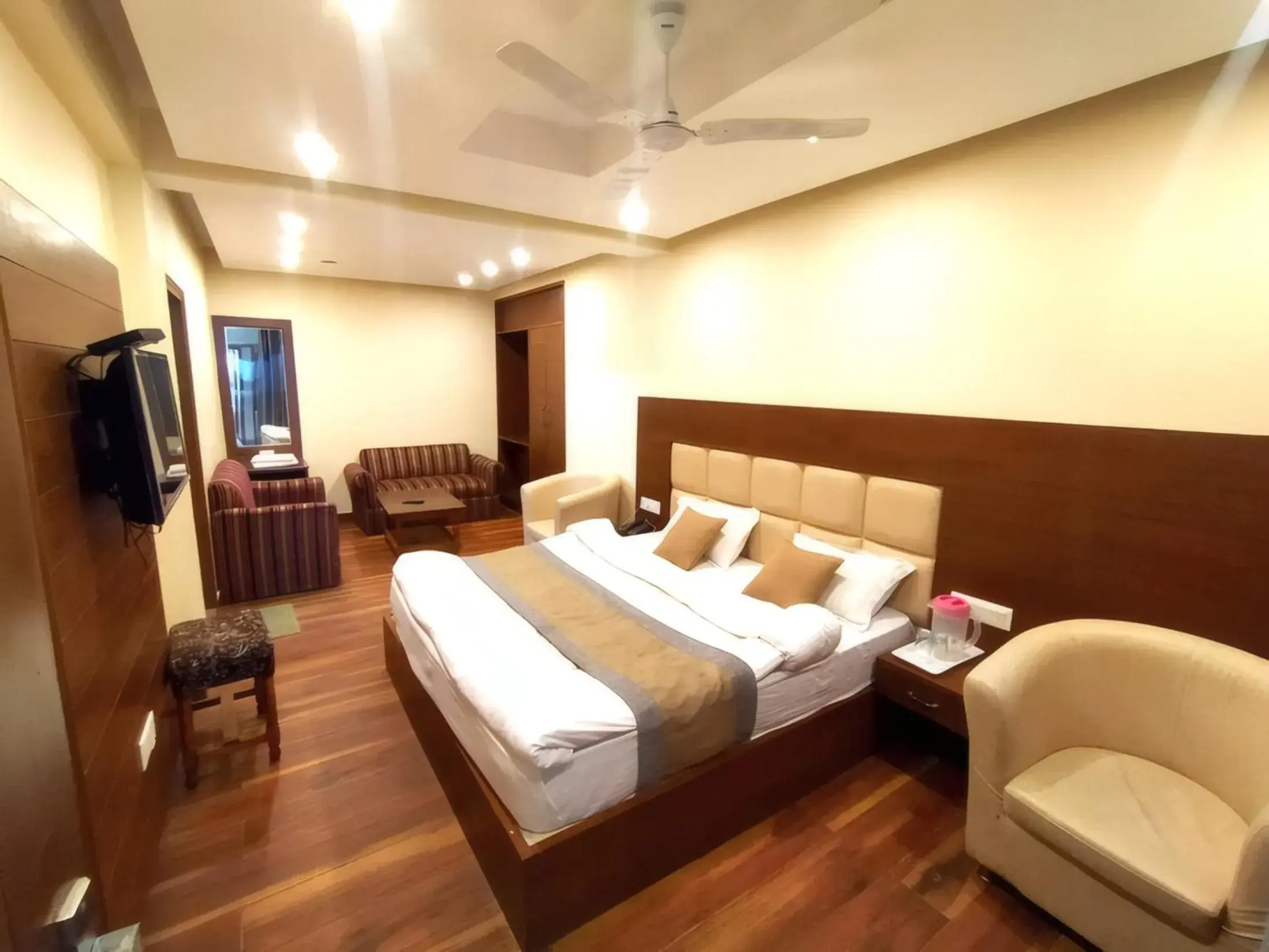 Deluxe Room in Hotel Samrat On Mall Road with complimentary Parking Deluxe Room in Hotel Samrat On Mall Road with complimentary Parking