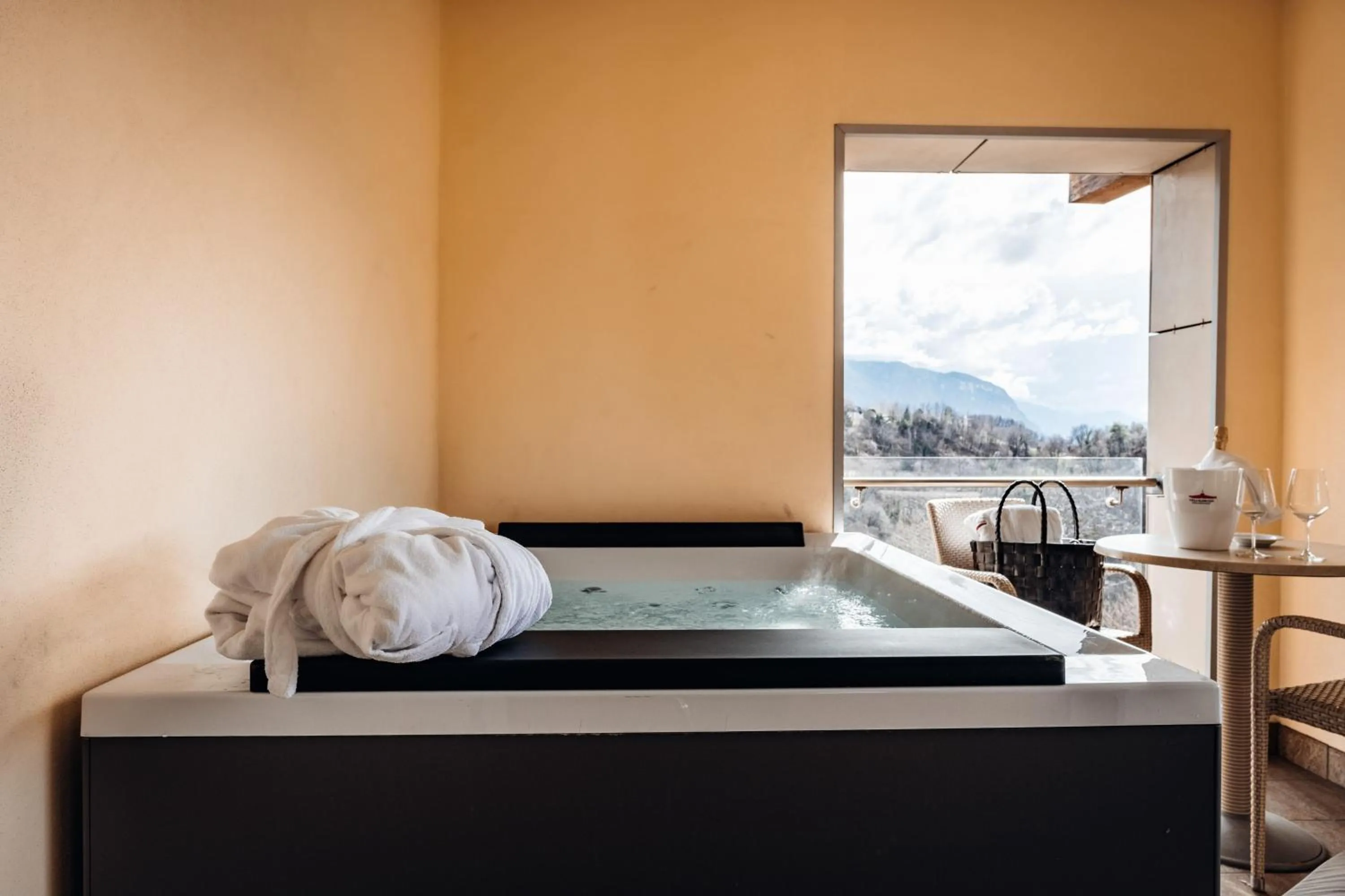 Hot Tub in Hotel Villa Madruzzo