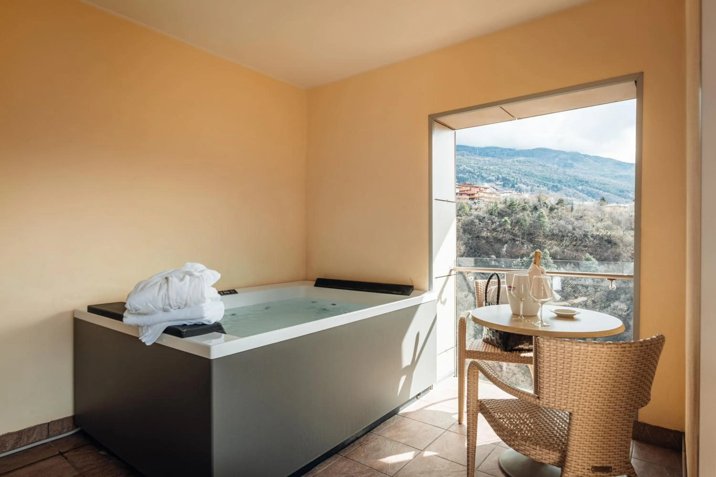 Hot Tub in Hotel Villa Madruzzo