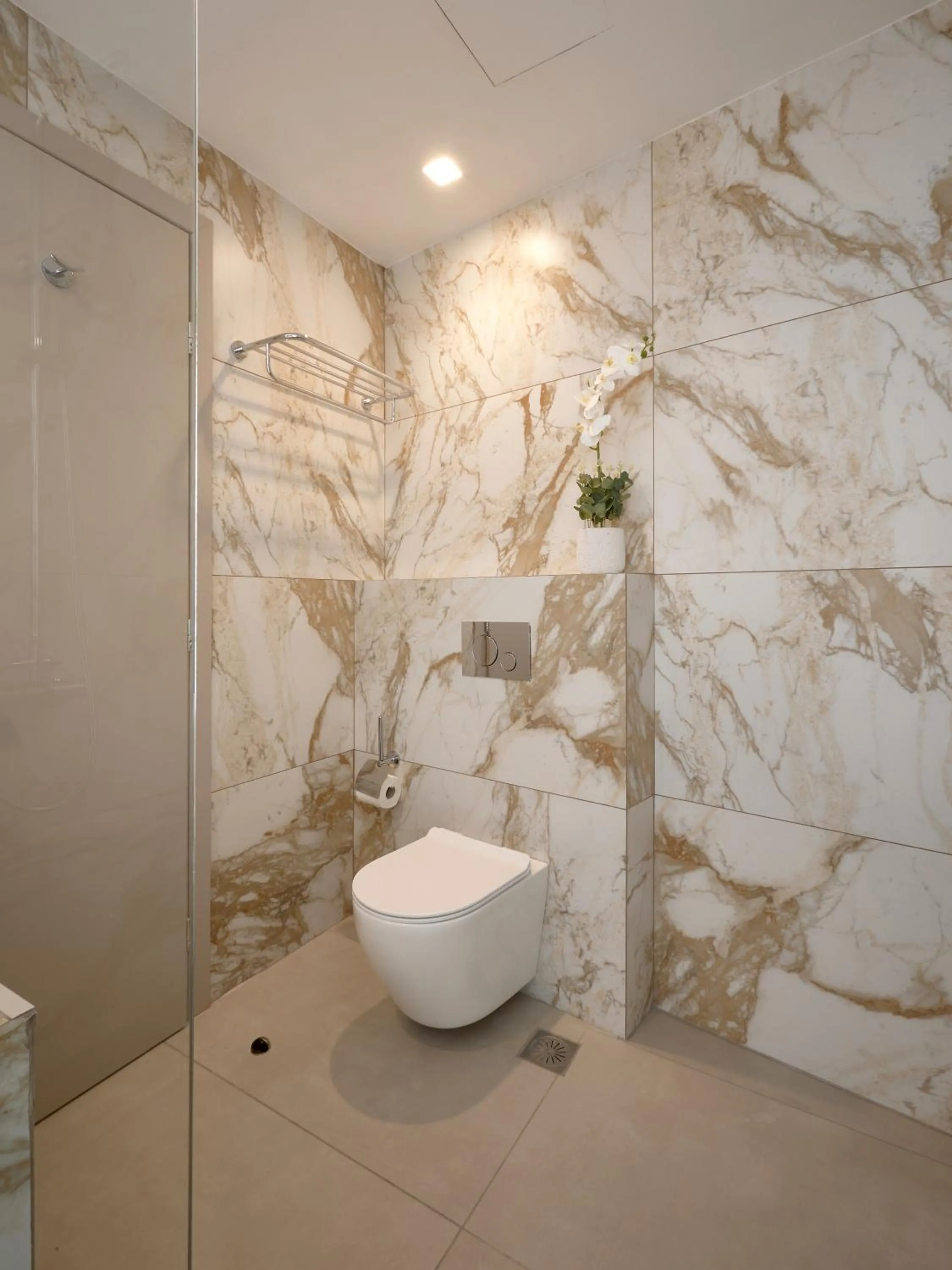 Toilet in Athens City Suites