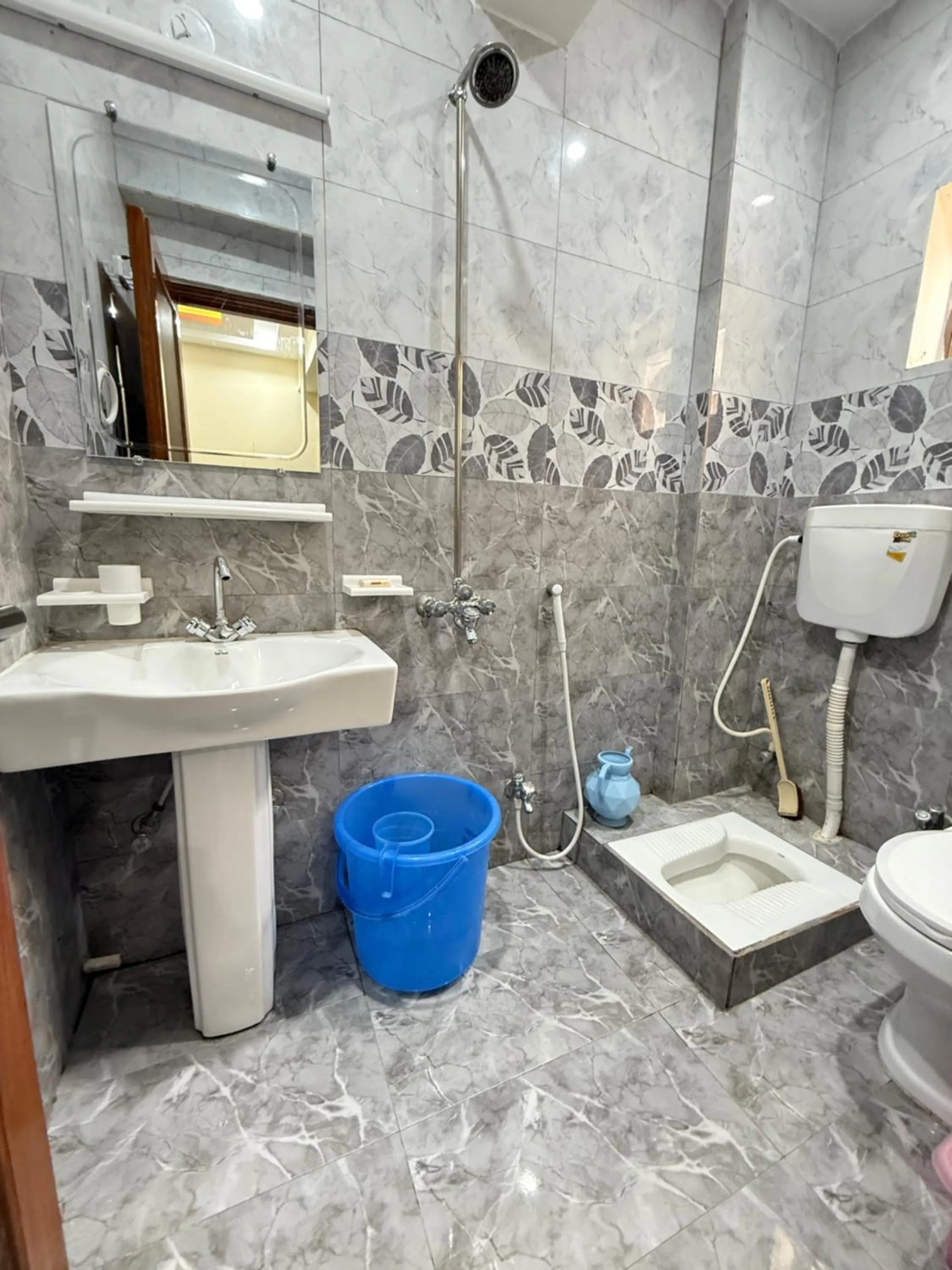 Shower in Serene Elegance Hotel