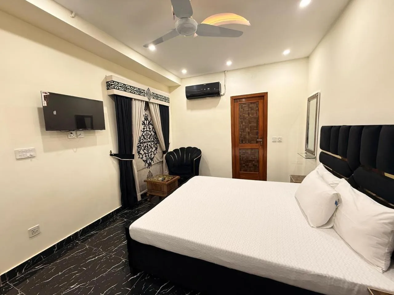 Bedroom, Bed in Serene Elegance Hotel