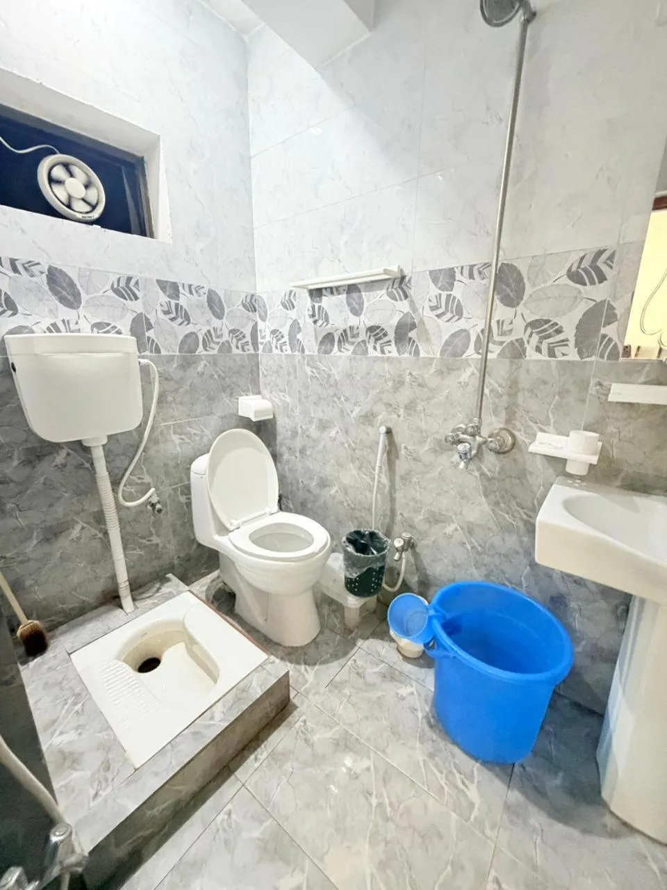 Shower in Serene Elegance Hotel