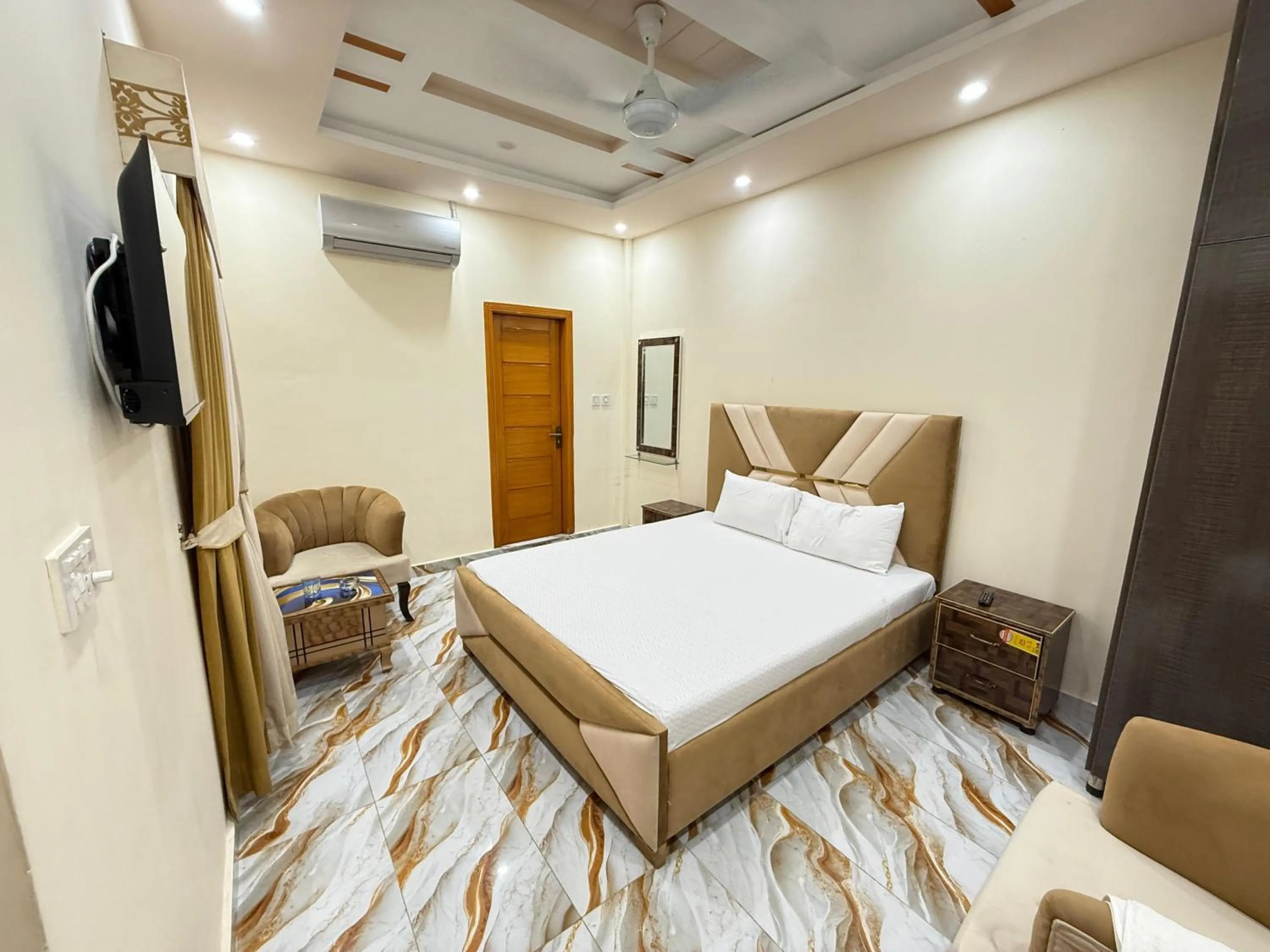 Seating area, Bed in Serene Elegance Hotel