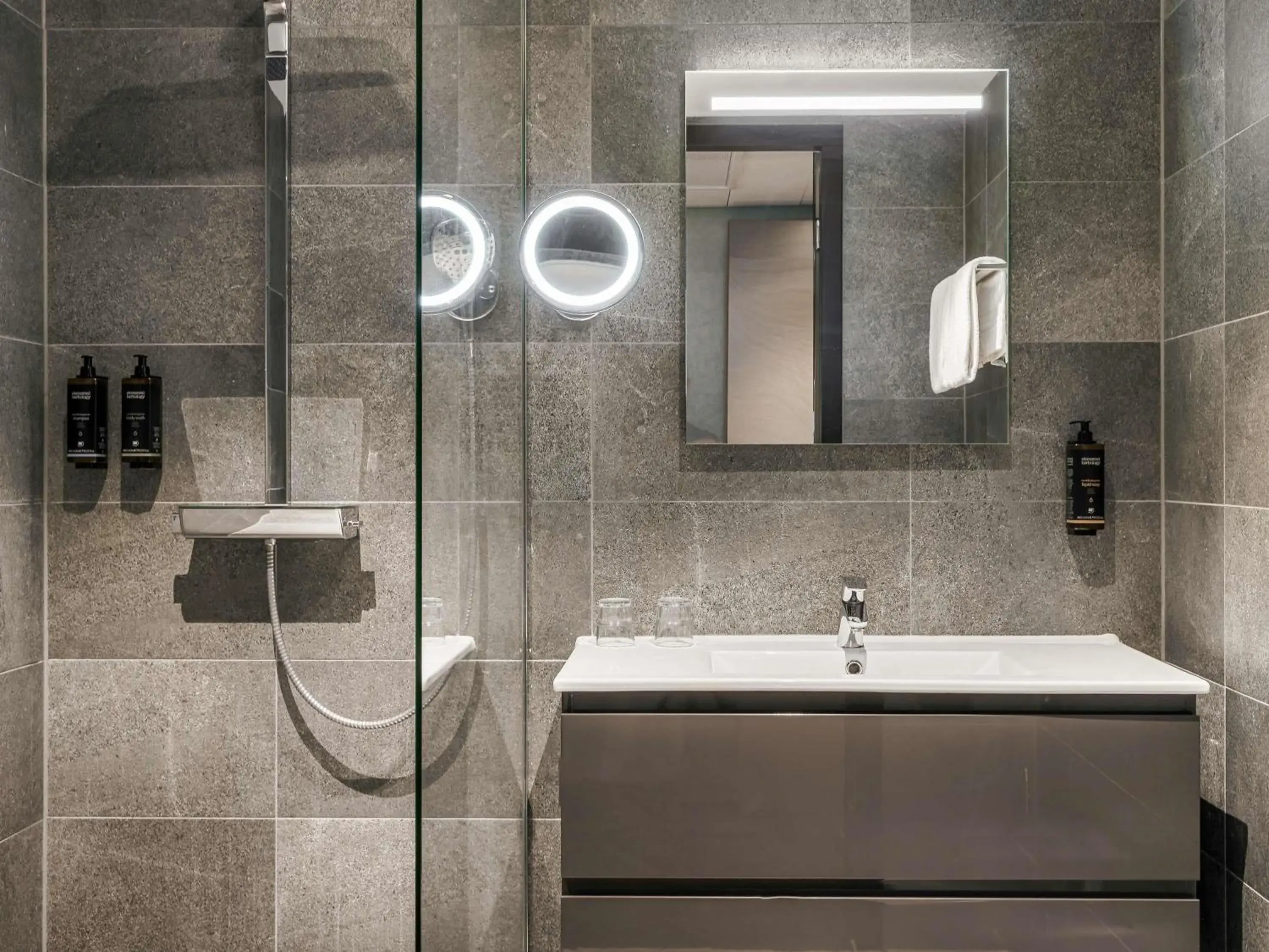 Classic Family Room with Double Bed and Sofa Bed in Mercure Amsterdam Sloterdijk Station Classic Family Room with Double Bed and Sofa Bed in Mercure Amsterdam Sloterdijk Station