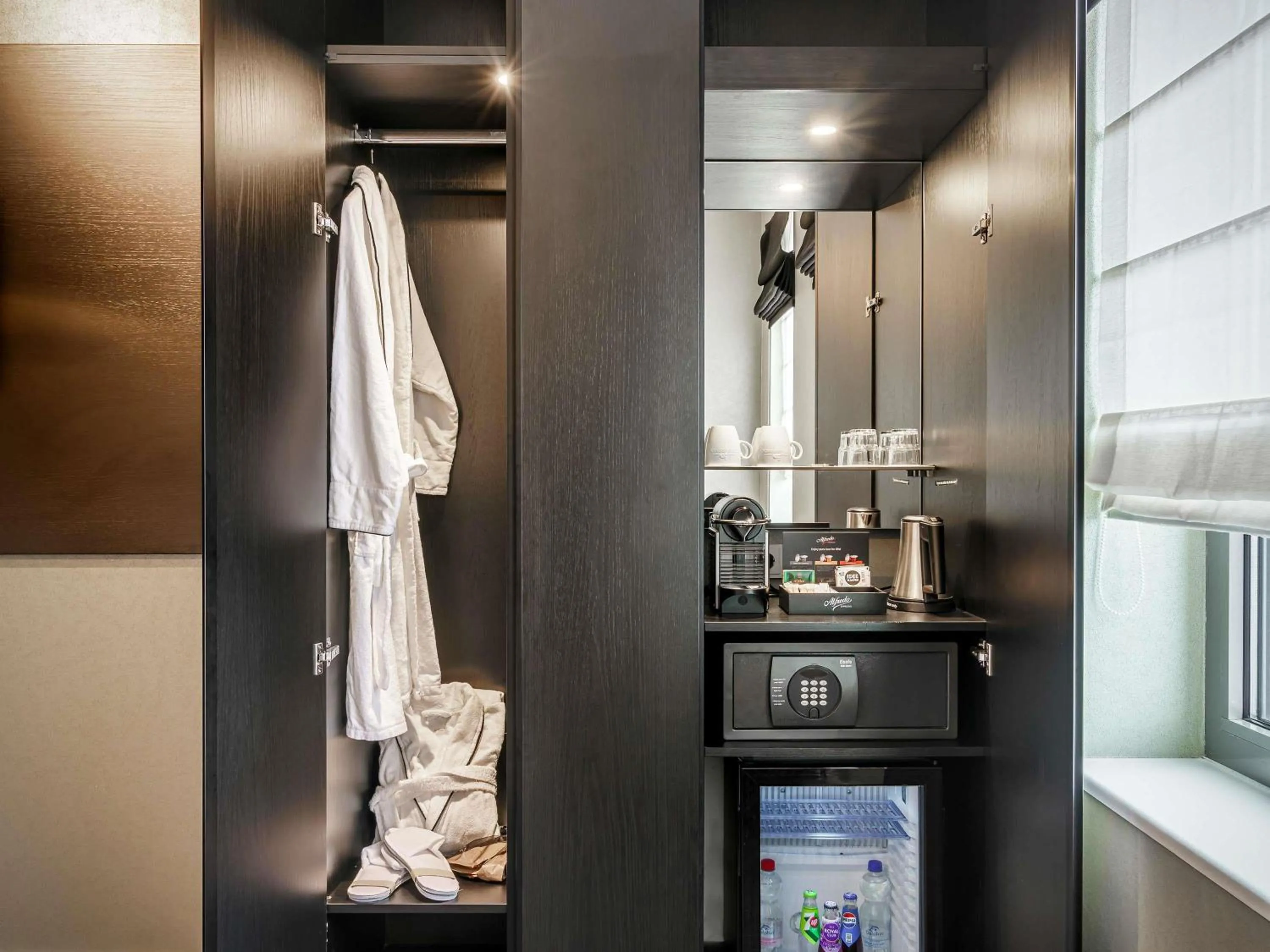 Bedroom in Mercure Amsterdam Sloterdijk Station