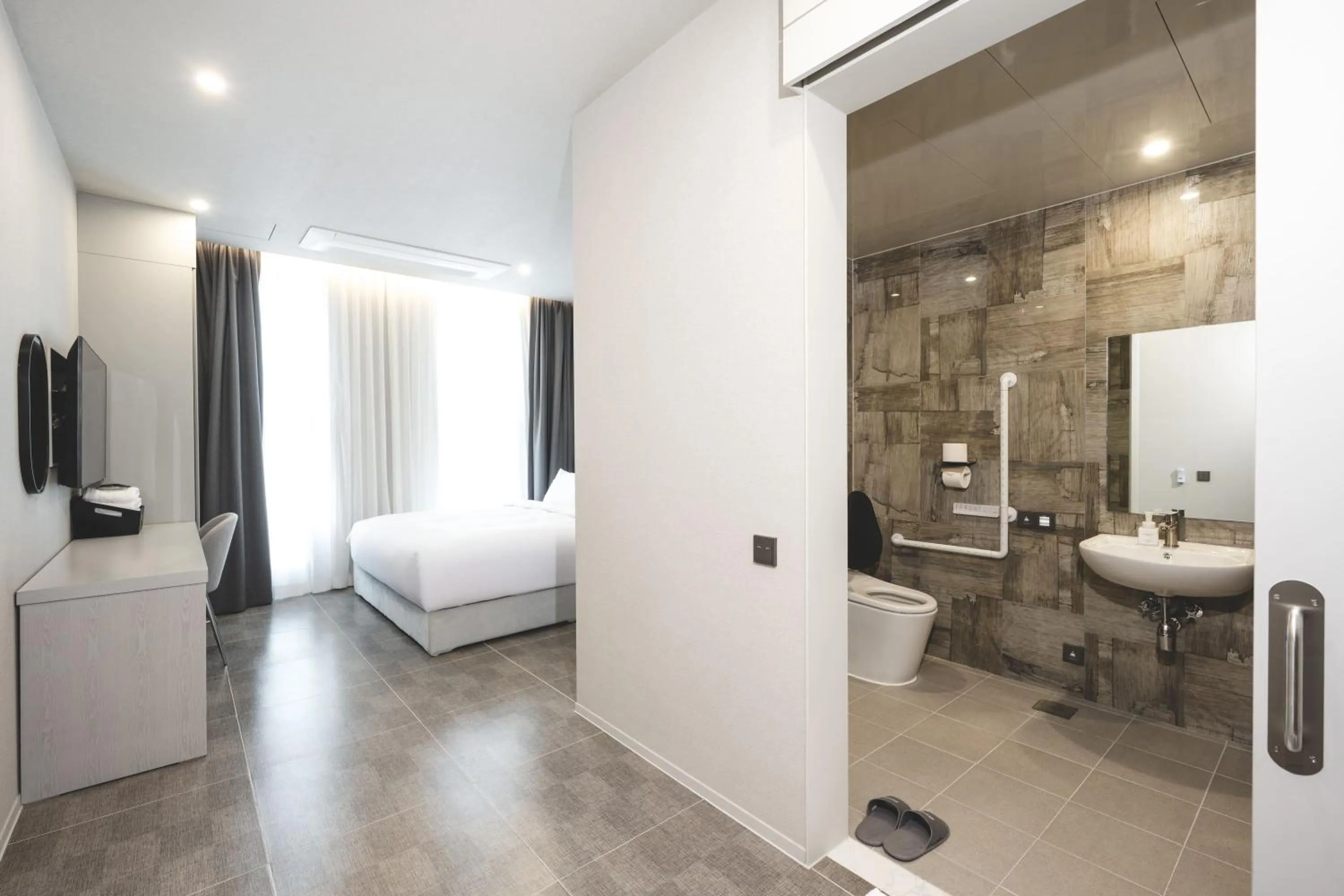 Shower, Bed in Gyeongju city hotel