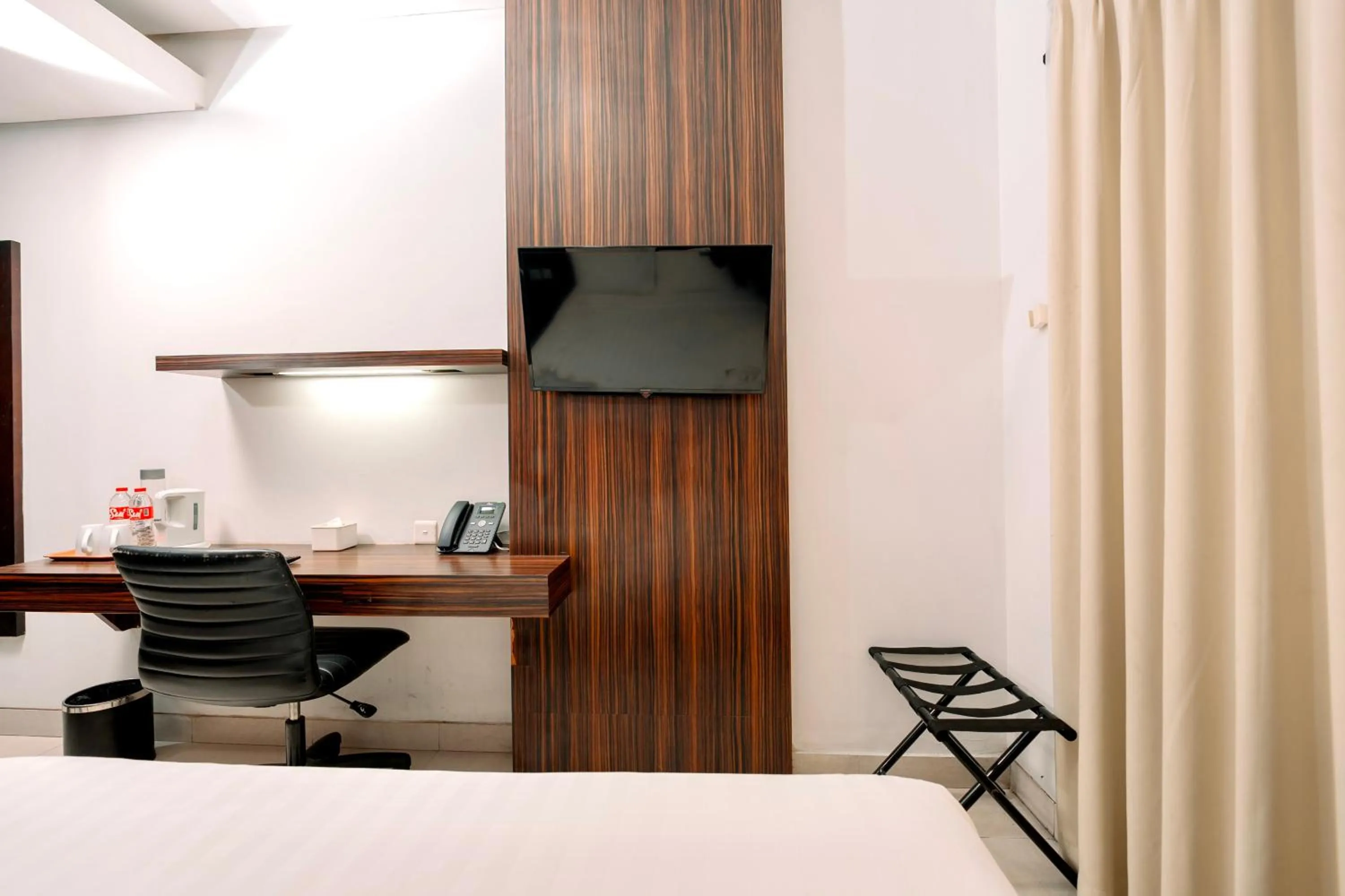 Bedroom, Bed in Shankee Suites Sudirman