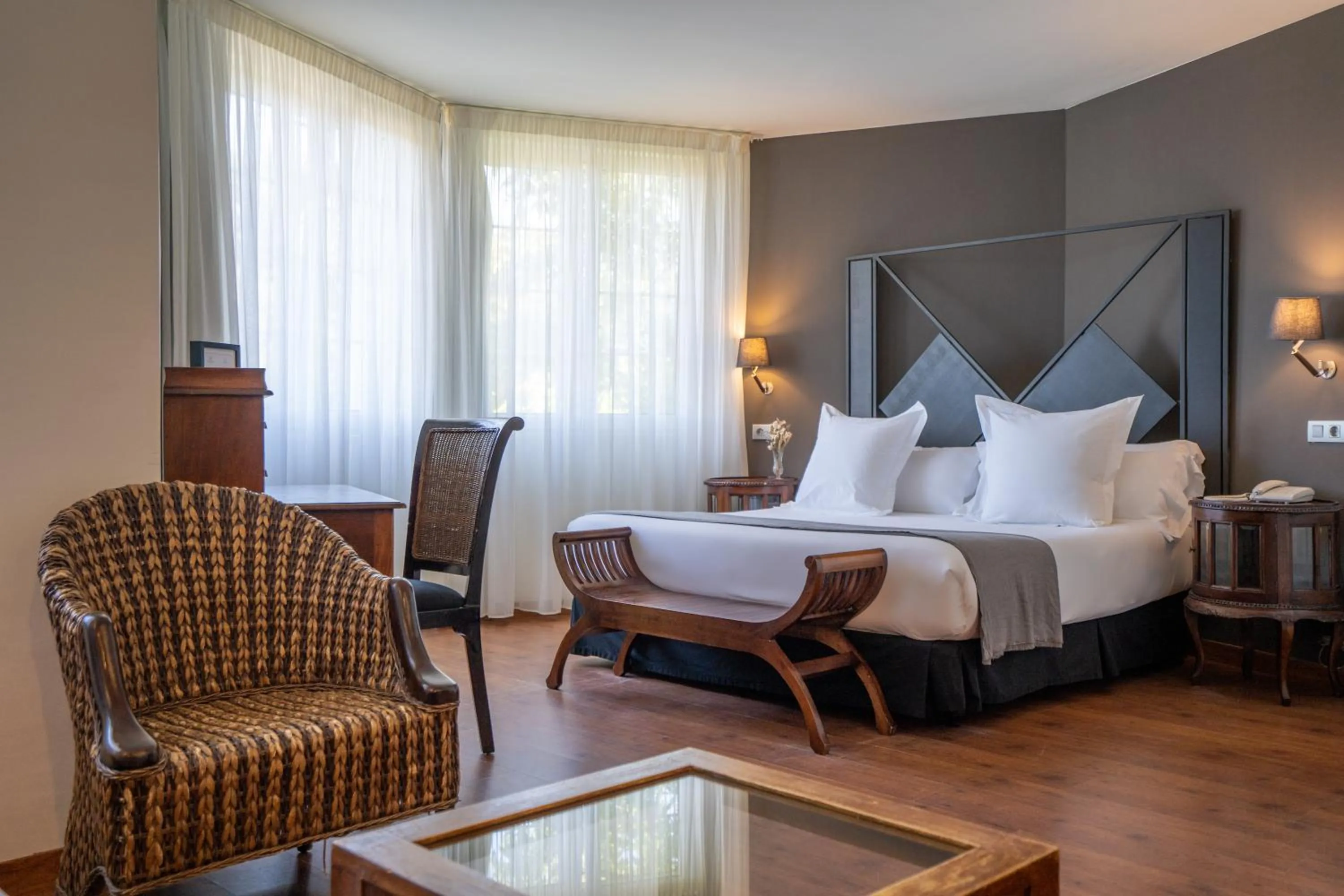 Living room, Bed in Hotel Torres de Somo