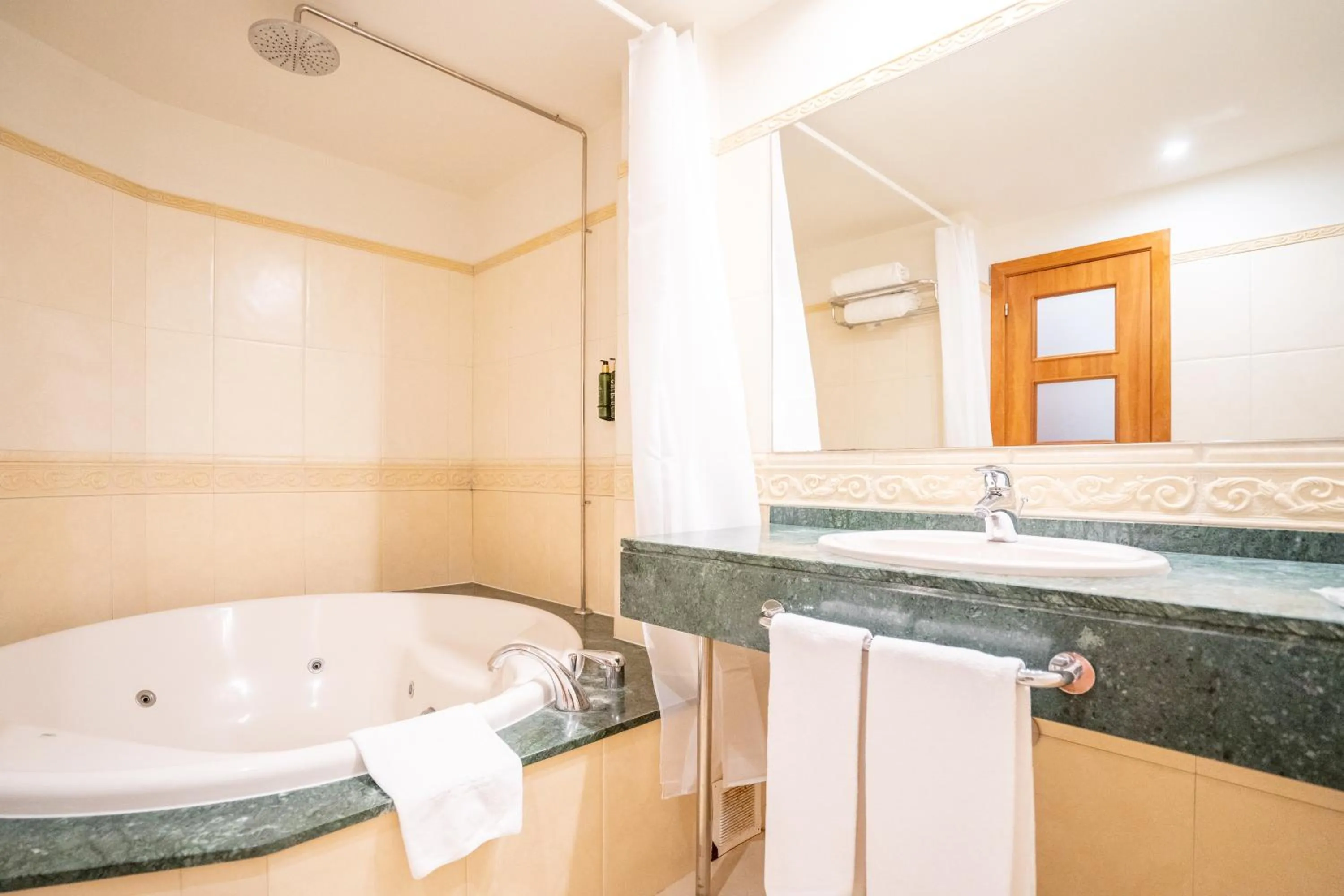 Hot Tub in Hotel Torres de Somo