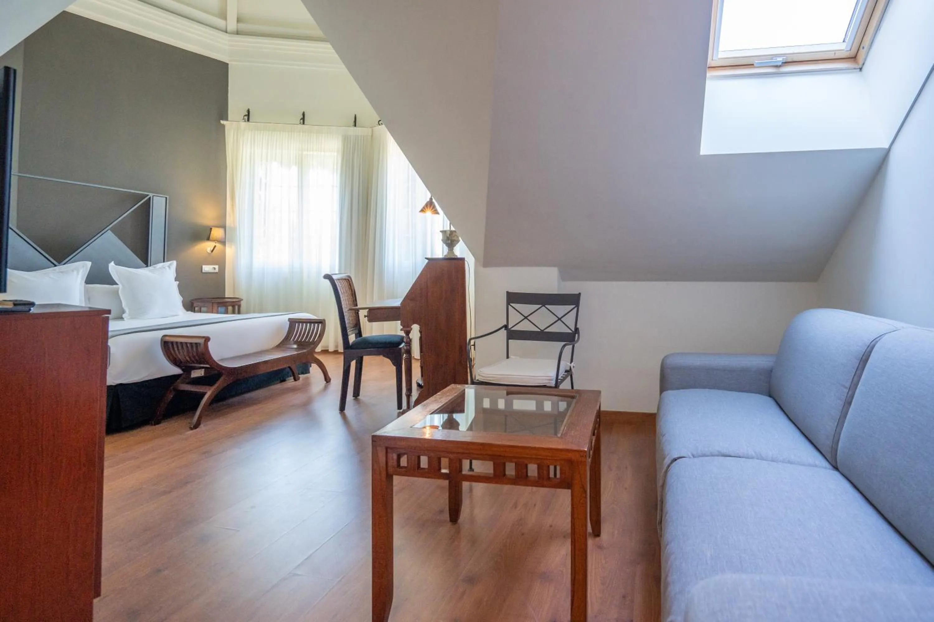 Living room, Bed in Hotel Torres de Somo