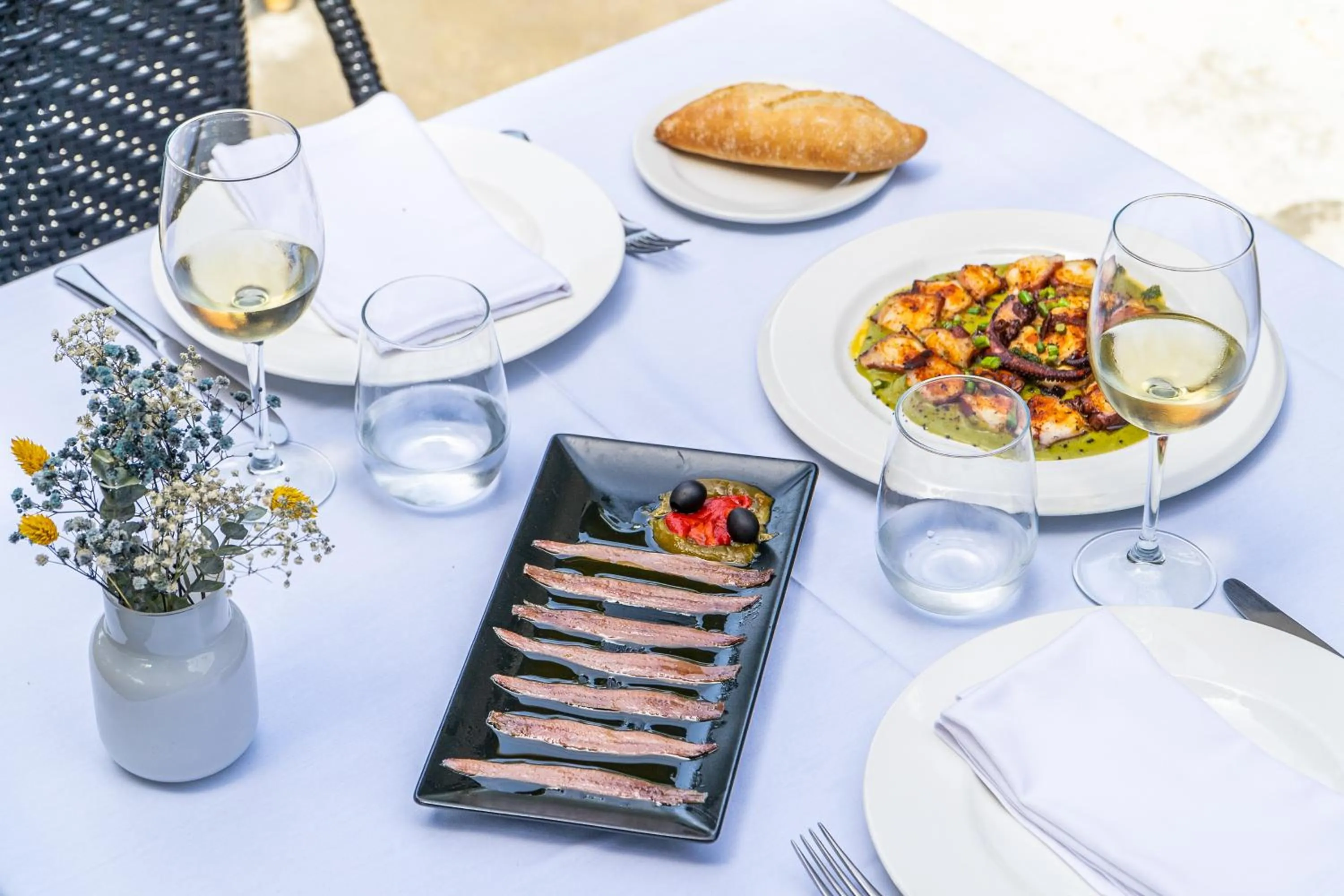 Restaurant/places to eat in Hotel Torres de Somo