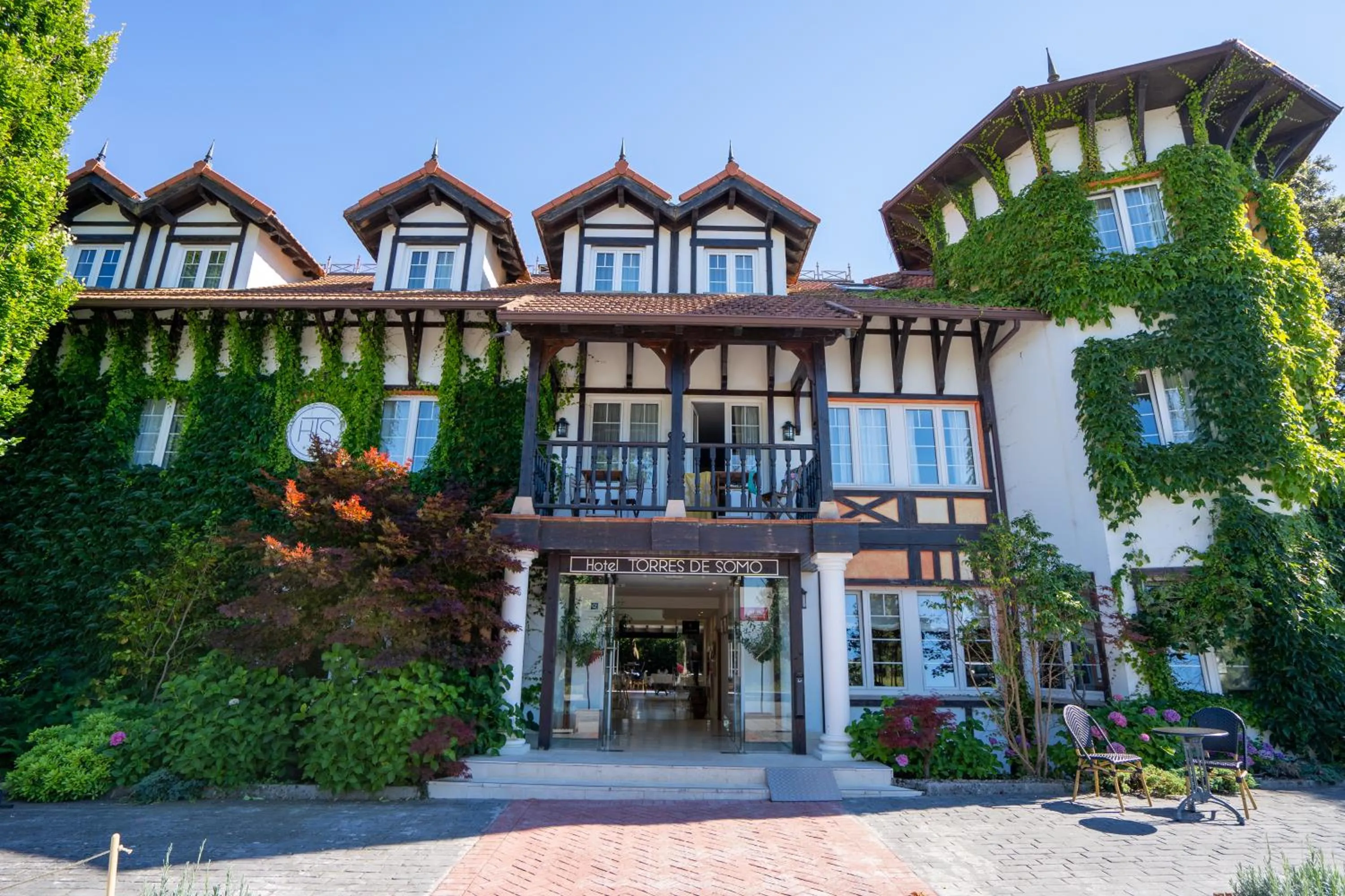 Property building in Hotel Torres de Somo