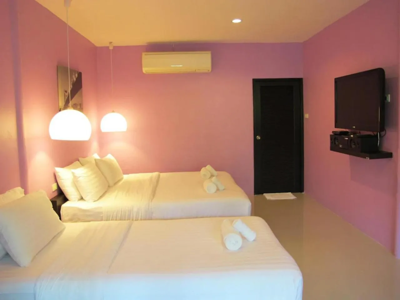 Communal lounge/ TV room in Panviman Amphawa Garden Resort