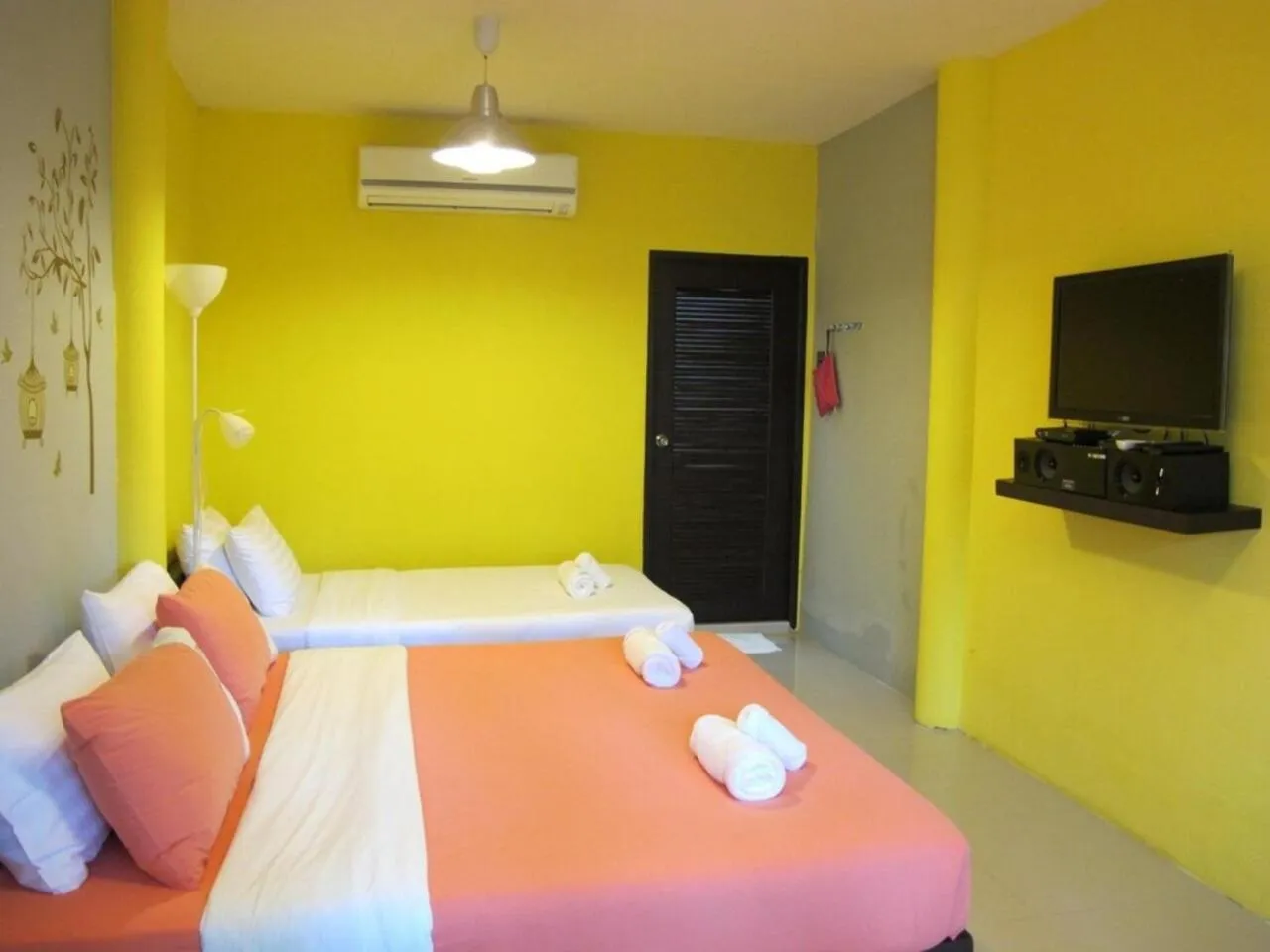 Communal lounge/ TV room in Panviman Amphawa Garden Resort