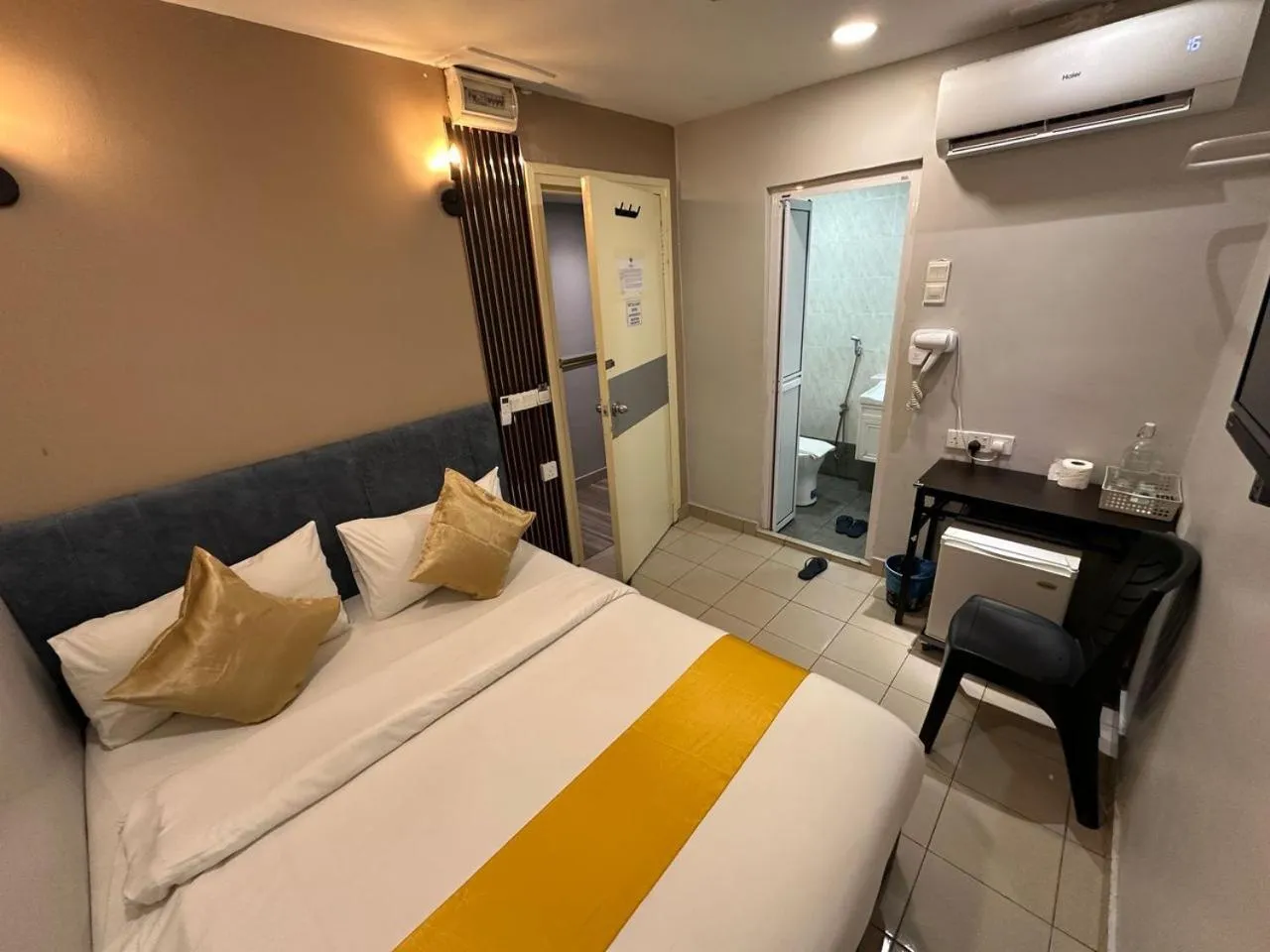 Photo of the whole room, Bed in SS Grey Hotel