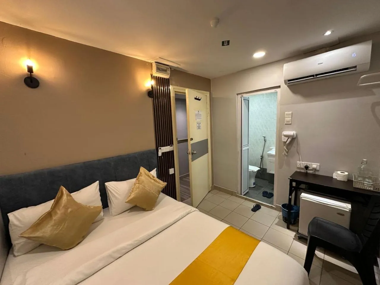 air conditioner, Bed in SS Grey Hotel