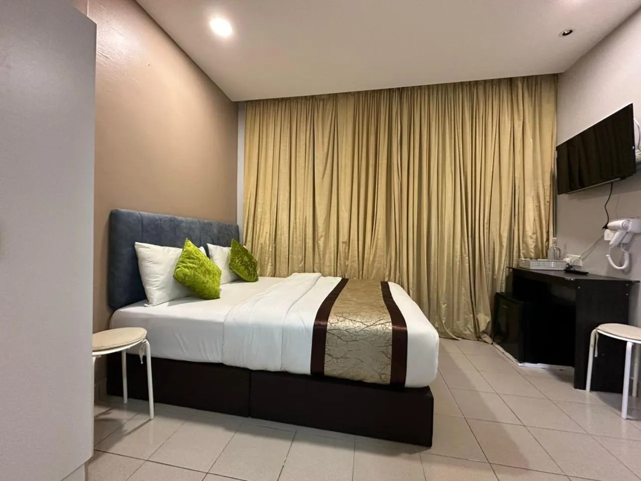 Photo of the whole room, Bed in SS Grey Hotel