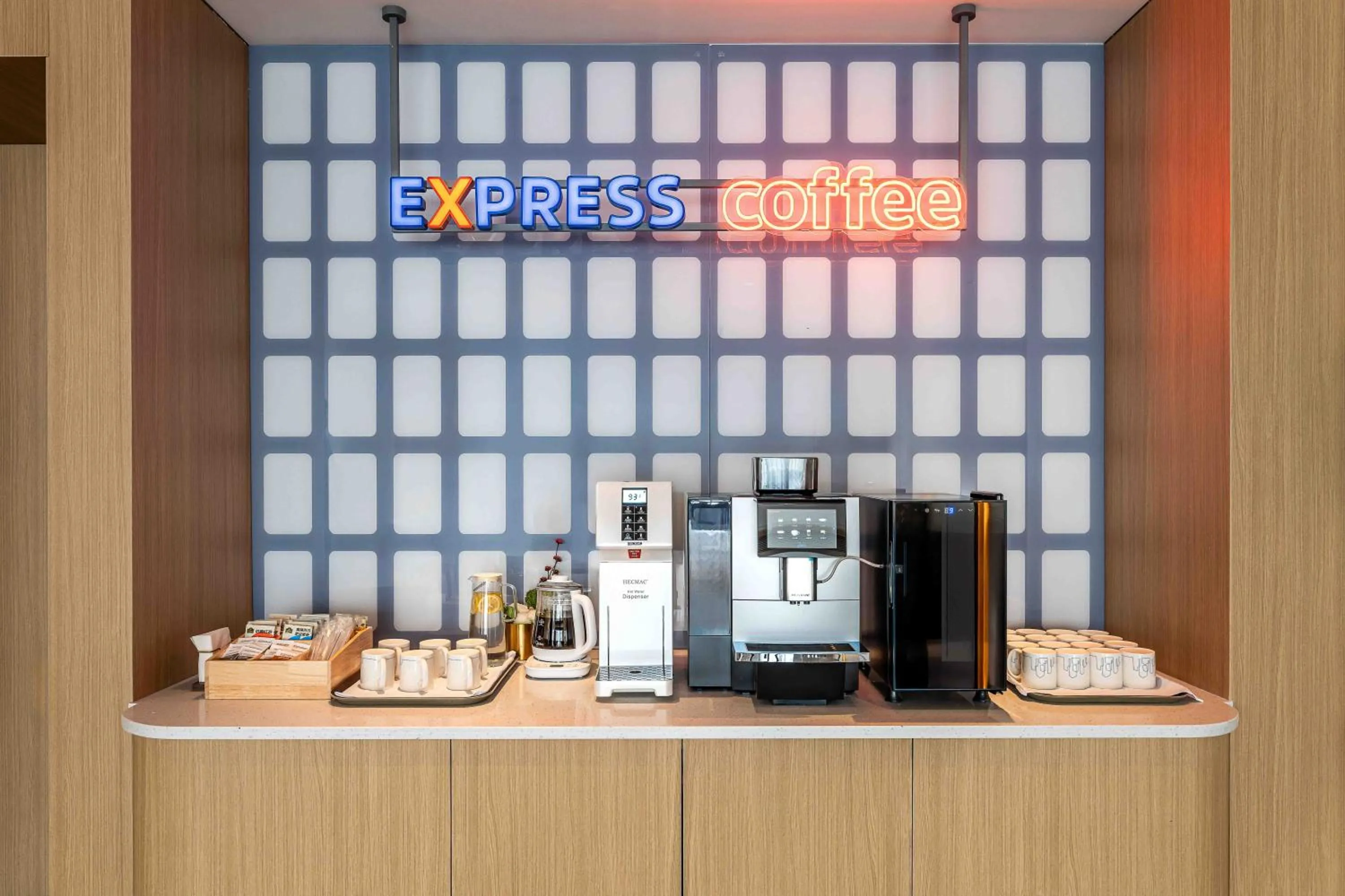 Breakfast in Holiday Inn Express Shanghai PVG Airport Zhuqiao - Free shuttle bus to Pudong Airport and Disneyland