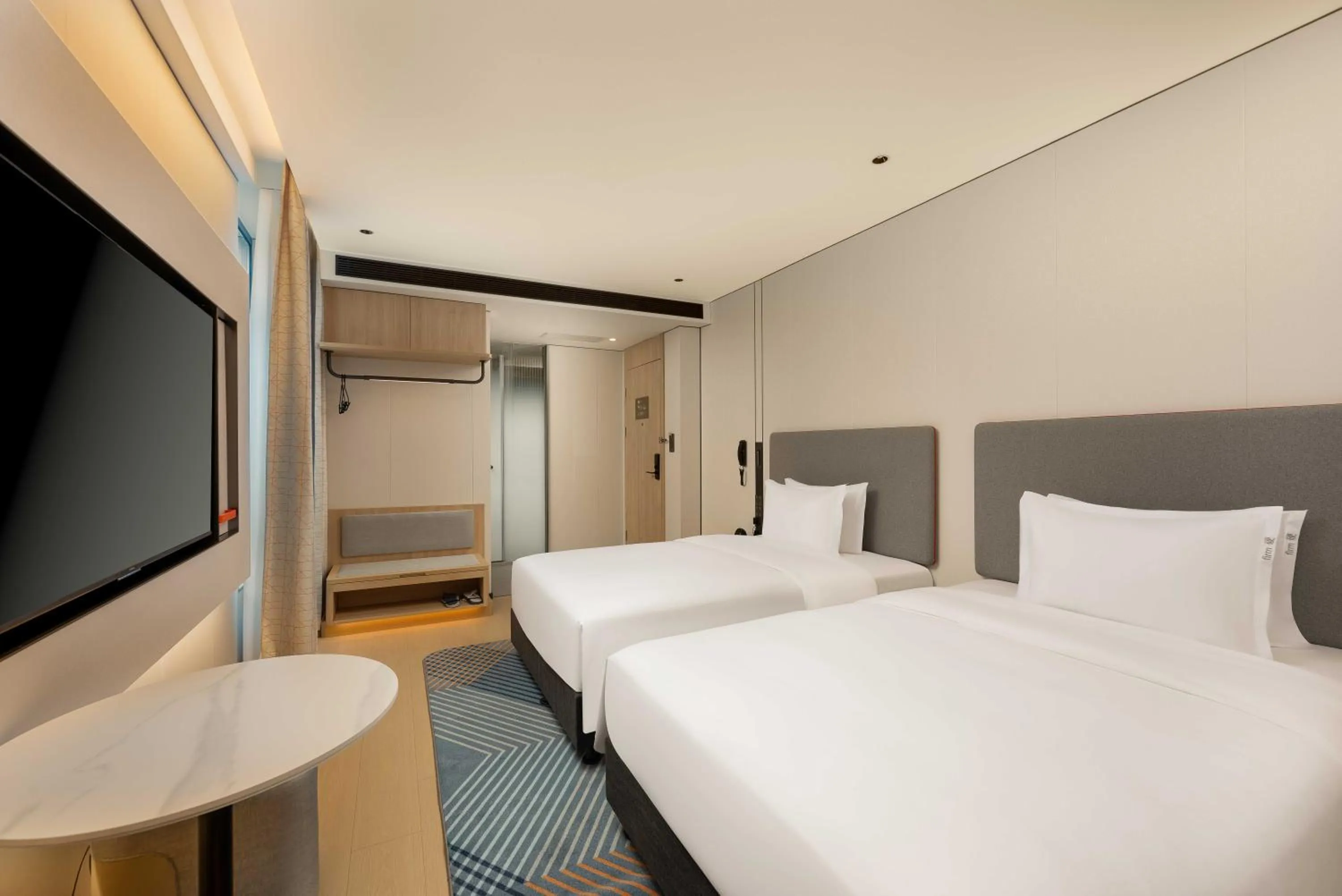 Bed in Holiday Inn Express Shanghai PVG Airport Zhuqiao - Free shuttle bus to Pudong Airport and Disneyland