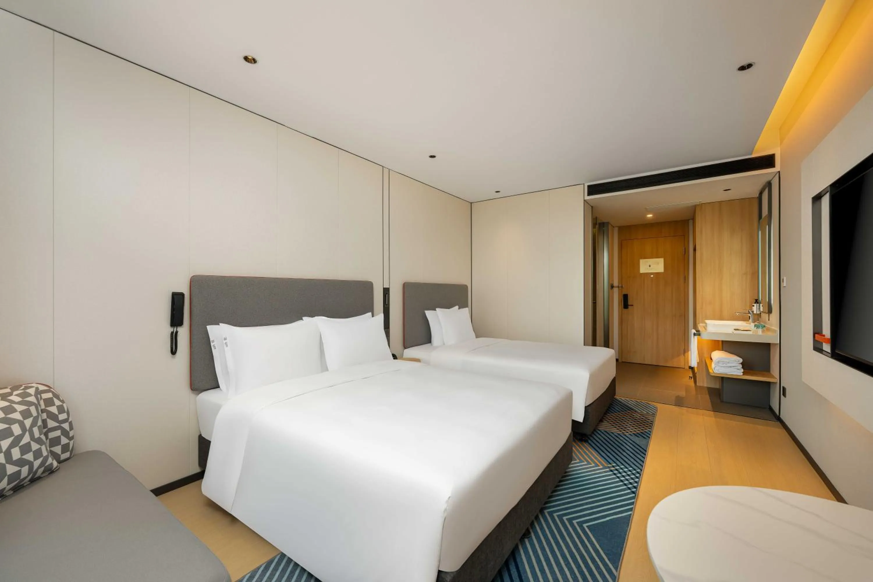 Bed in Holiday Inn Express Shanghai PVG Airport Zhuqiao - Free shuttle bus to Pudong Airport and Disneyland