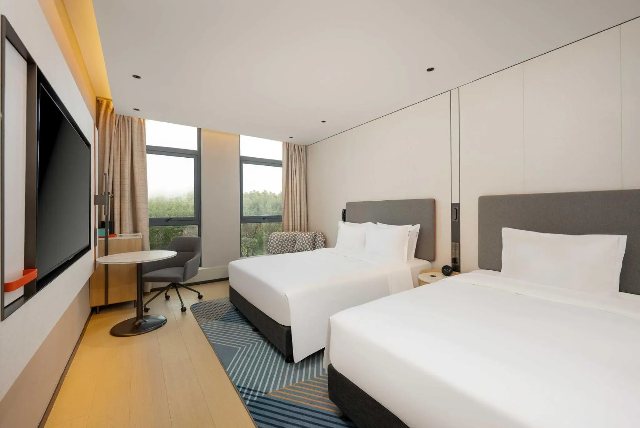 Photo of the whole room, Bed in Holiday Inn Express Shanghai PVG Airport Zhuqiao - Free shuttle bus to Pudong Airport and Disneyland