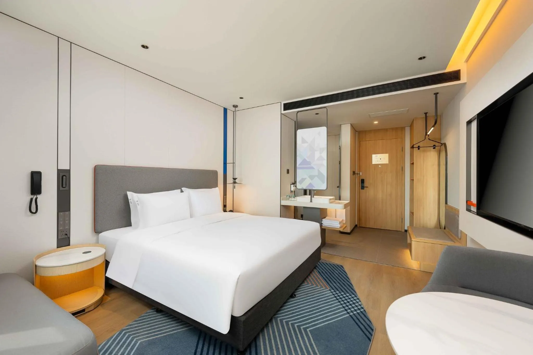 Photo of the whole room, Bed in Holiday Inn Express Shanghai PVG Airport Zhuqiao - Free shuttle bus to Pudong Airport and Disneyland