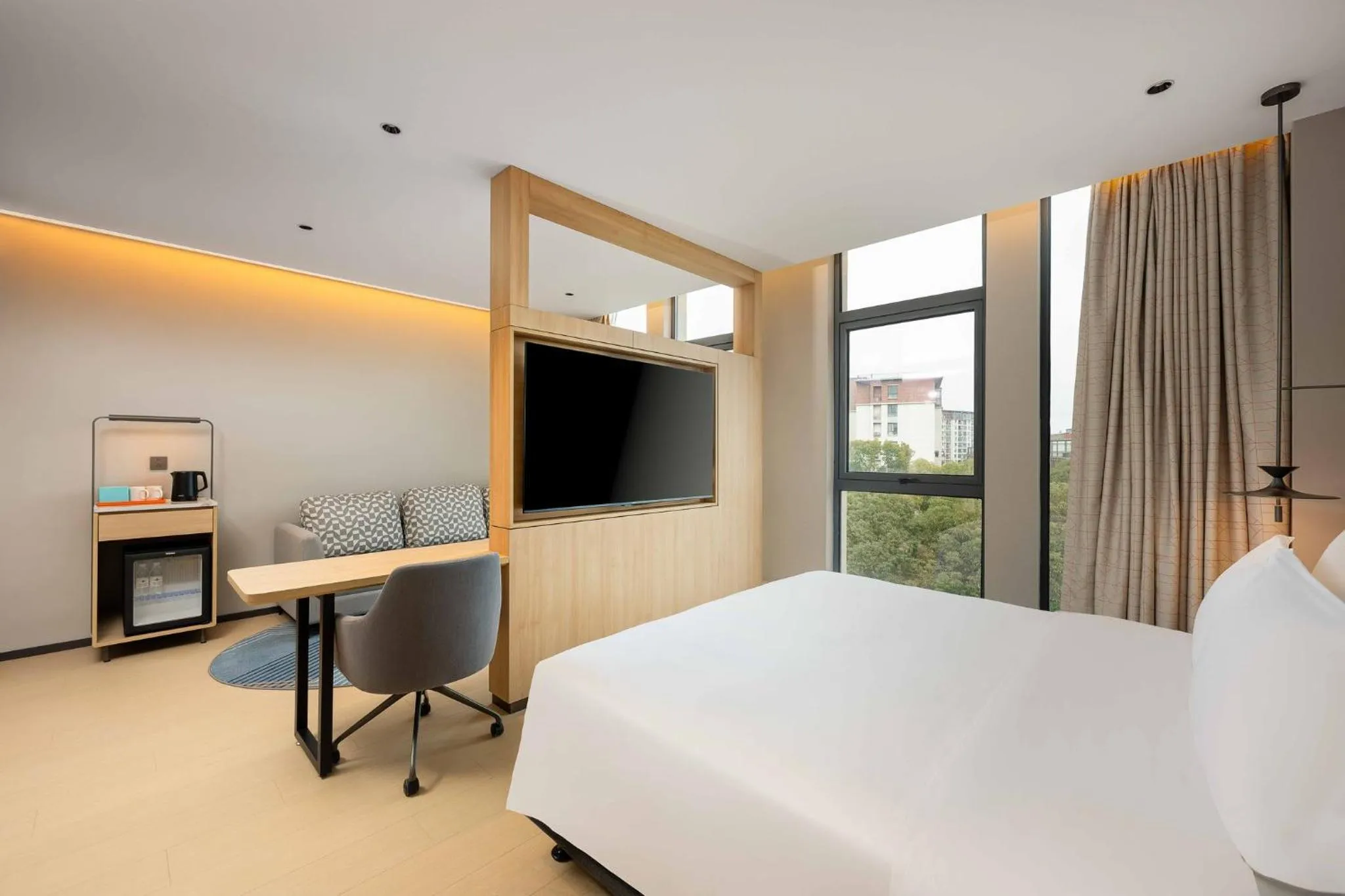 Photo of the whole room, Bed in Holiday Inn Express Shanghai PVG Airport Zhuqiao - Free shuttle bus to Pudong Airport and Disneyland