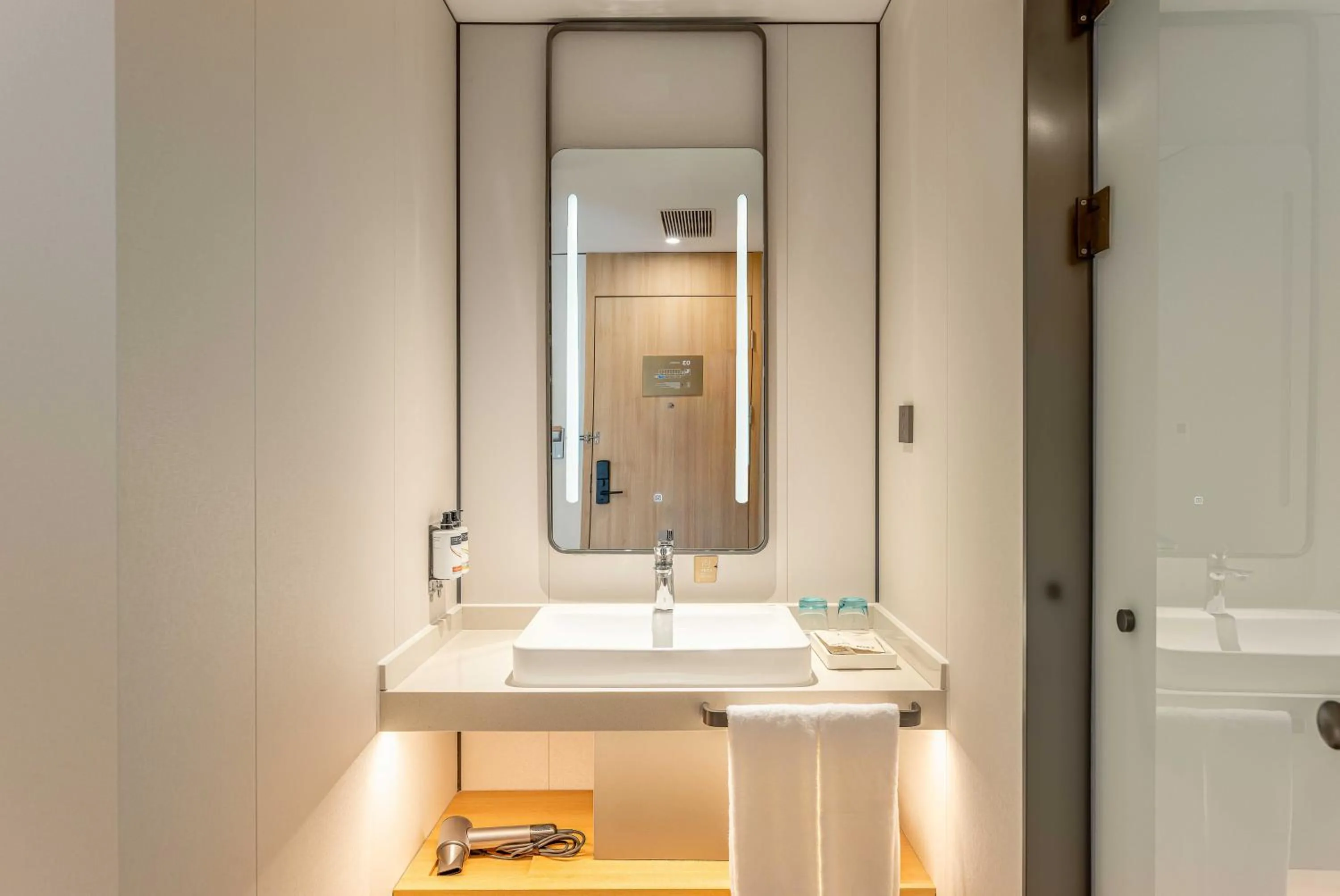 Bathroom in Holiday Inn Express Shanghai PVG Airport Zhuqiao - Free shuttle bus to Pudong Airport and Disneyland