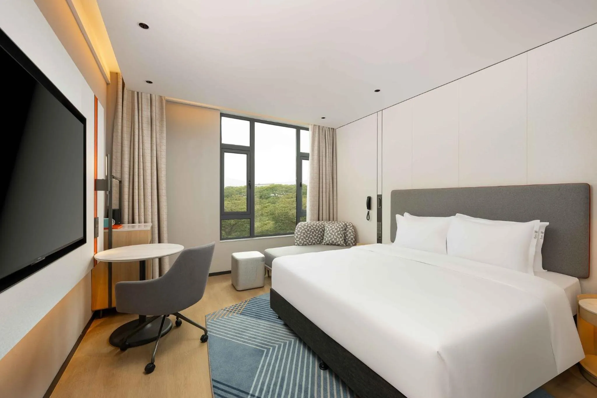Photo of the whole room, Bed in Holiday Inn Express Shanghai PVG Airport Zhuqiao - Free shuttle bus to Pudong Airport and Disneyland