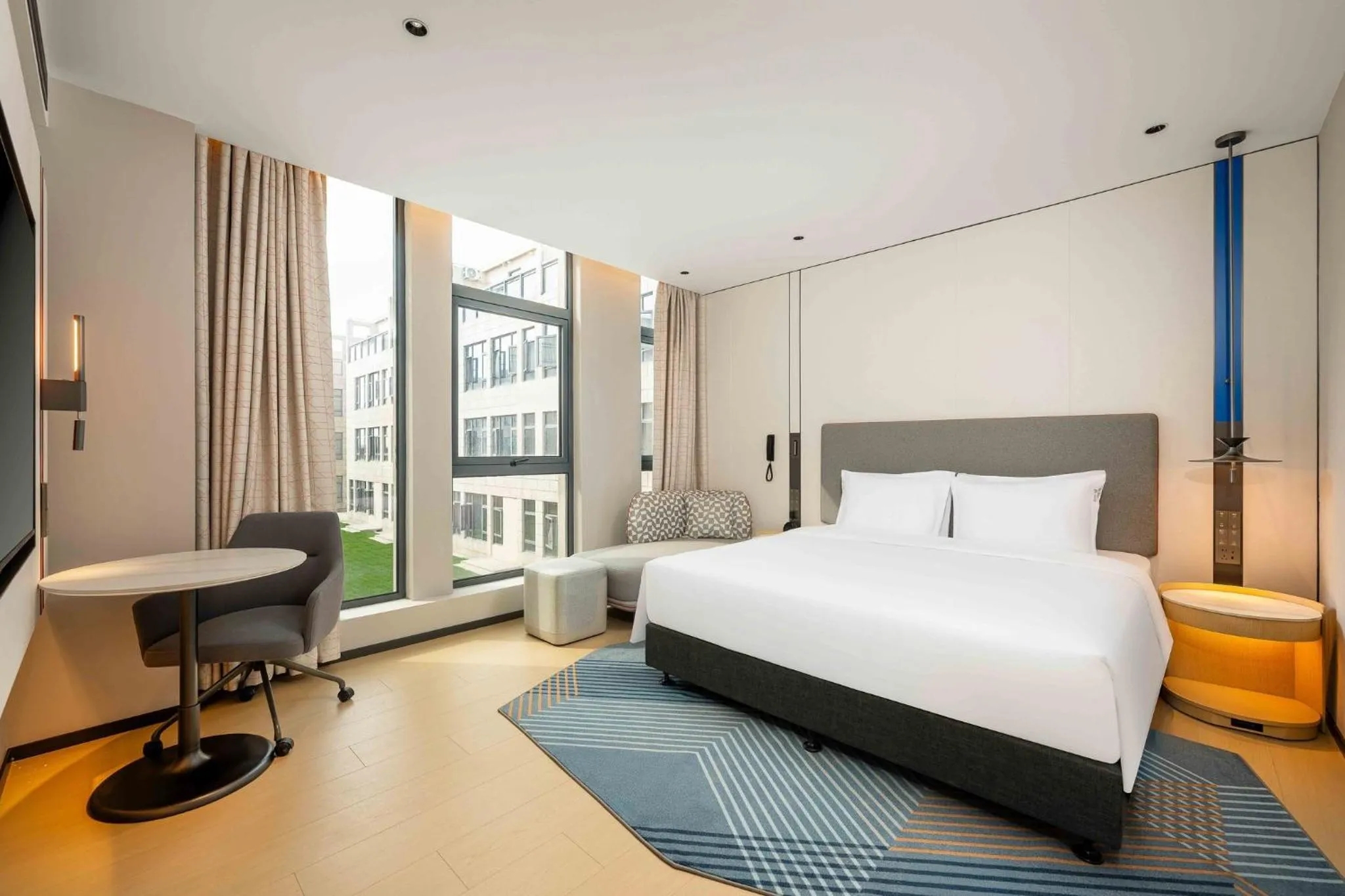Photo of the whole room, Bed in Holiday Inn Express Shanghai PVG Airport Zhuqiao - Free shuttle bus to Pudong Airport and Disneyland