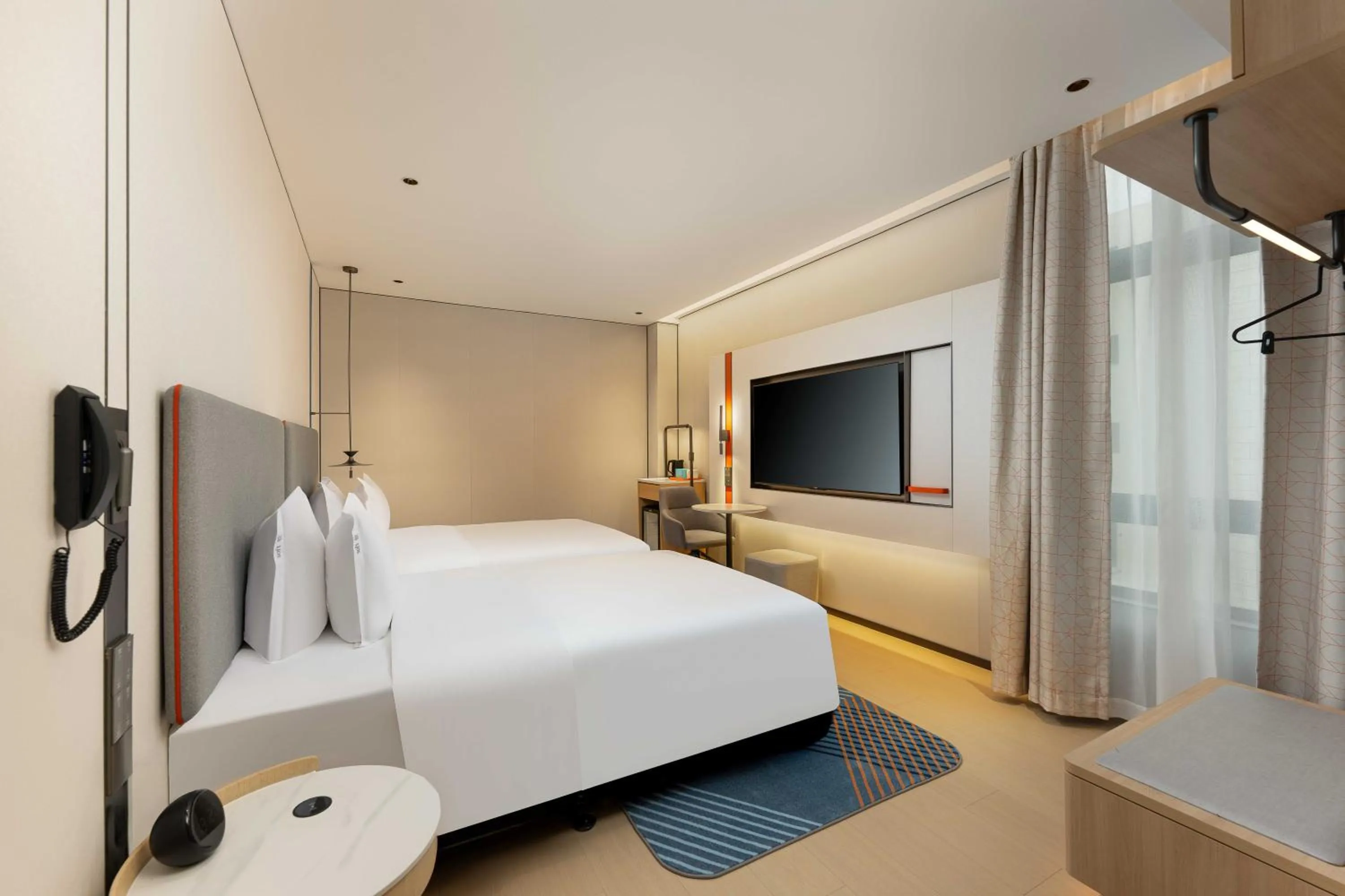 TV and multimedia, Bed in Holiday Inn Express Shanghai PVG Airport Zhuqiao - Free shuttle bus to Pudong Airport and Disneyland