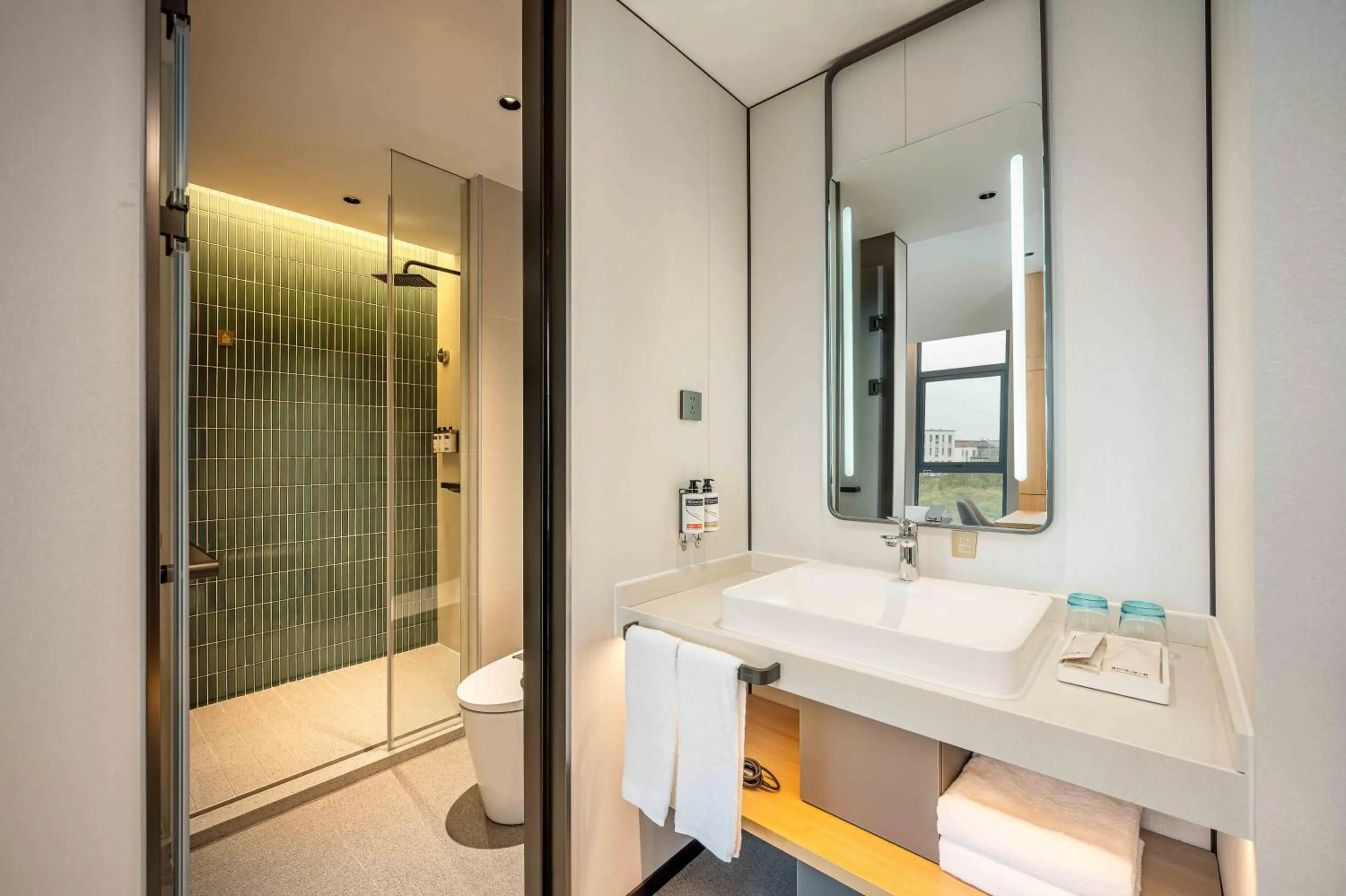 Shower in Holiday Inn Express Shanghai PVG Airport Zhuqiao - Free shuttle bus to Pudong Airport and Disneyland