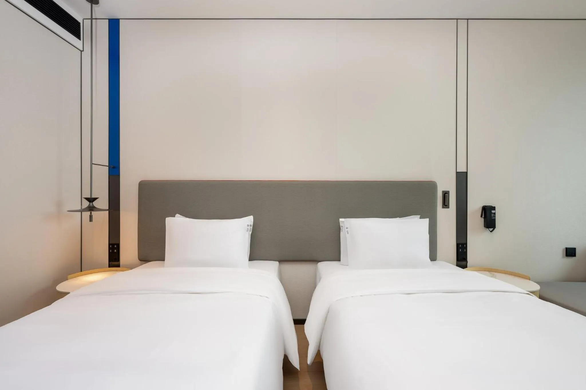 Photo of the whole room, Bed in Holiday Inn Express Shanghai Hongqiao CBD by IHG