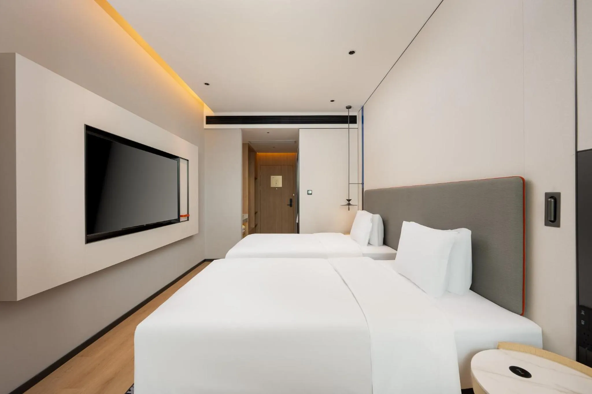 Photo of the whole room, Bed in Holiday Inn Express Shanghai Hongqiao CBD by IHG