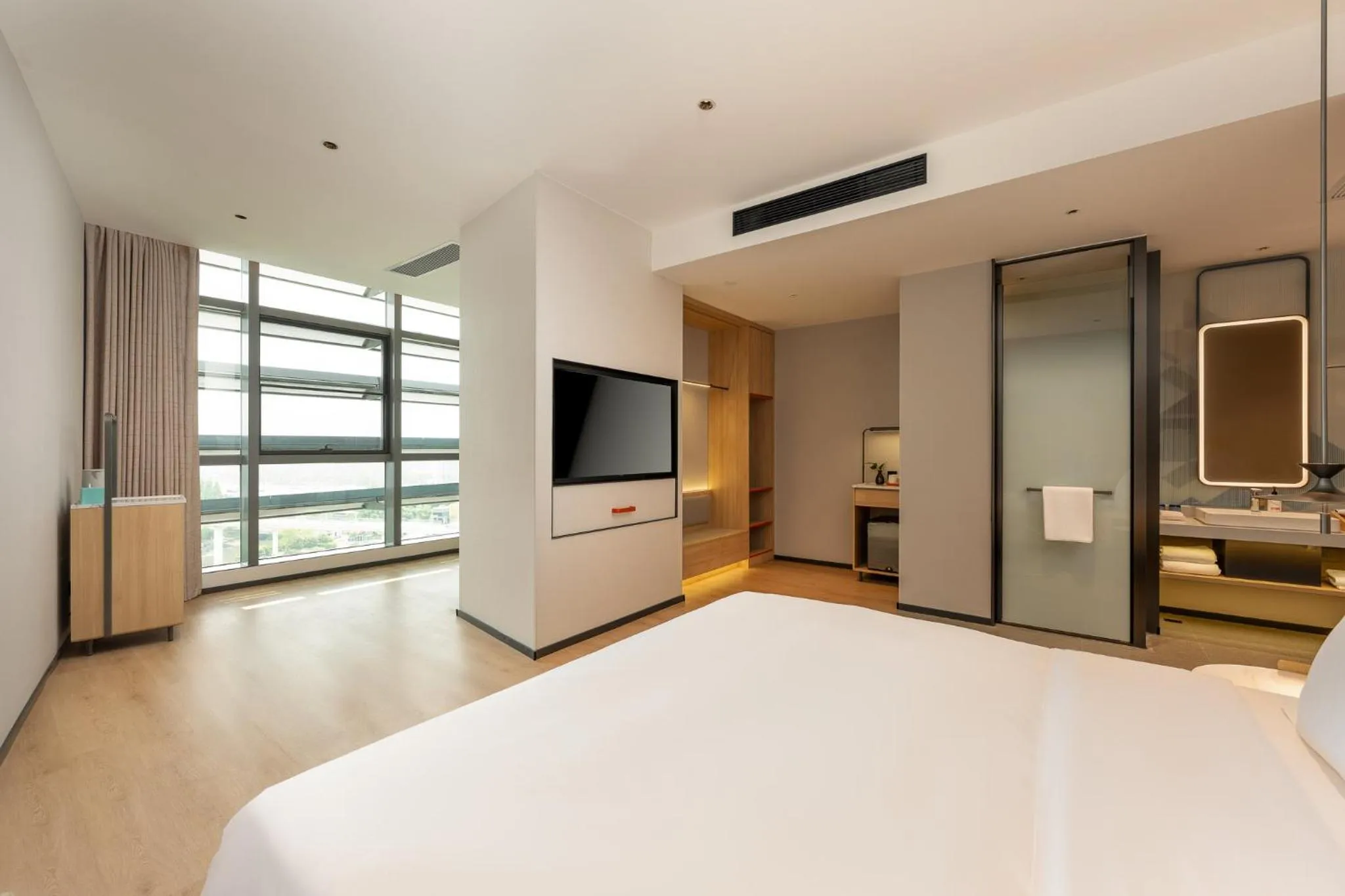 Photo of the whole room, Bed in Holiday Inn Express Shanghai Hongqiao CBD by IHG