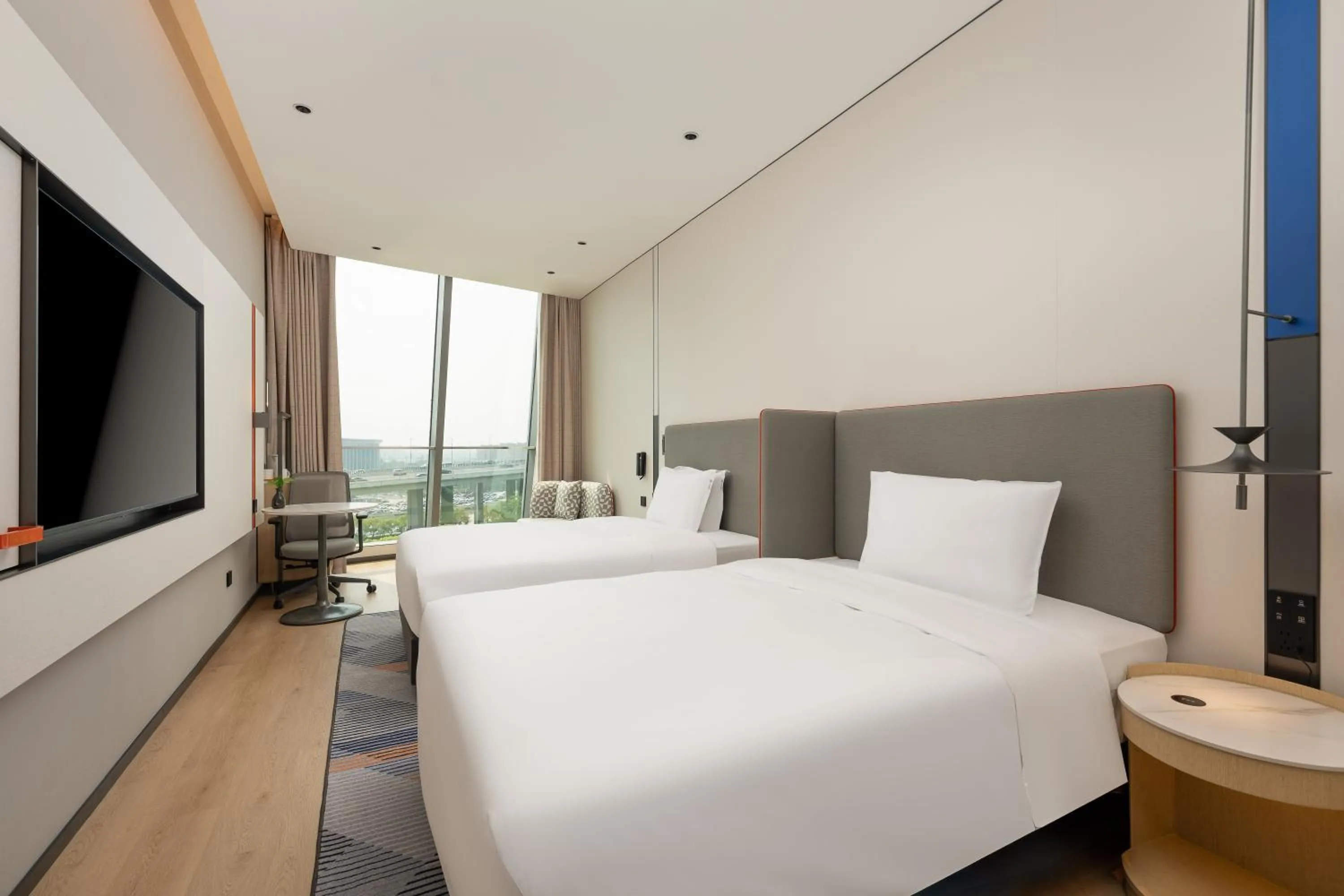 Photo of the whole room, Bed in Holiday Inn Express Shanghai Hongqiao CBD by IHG