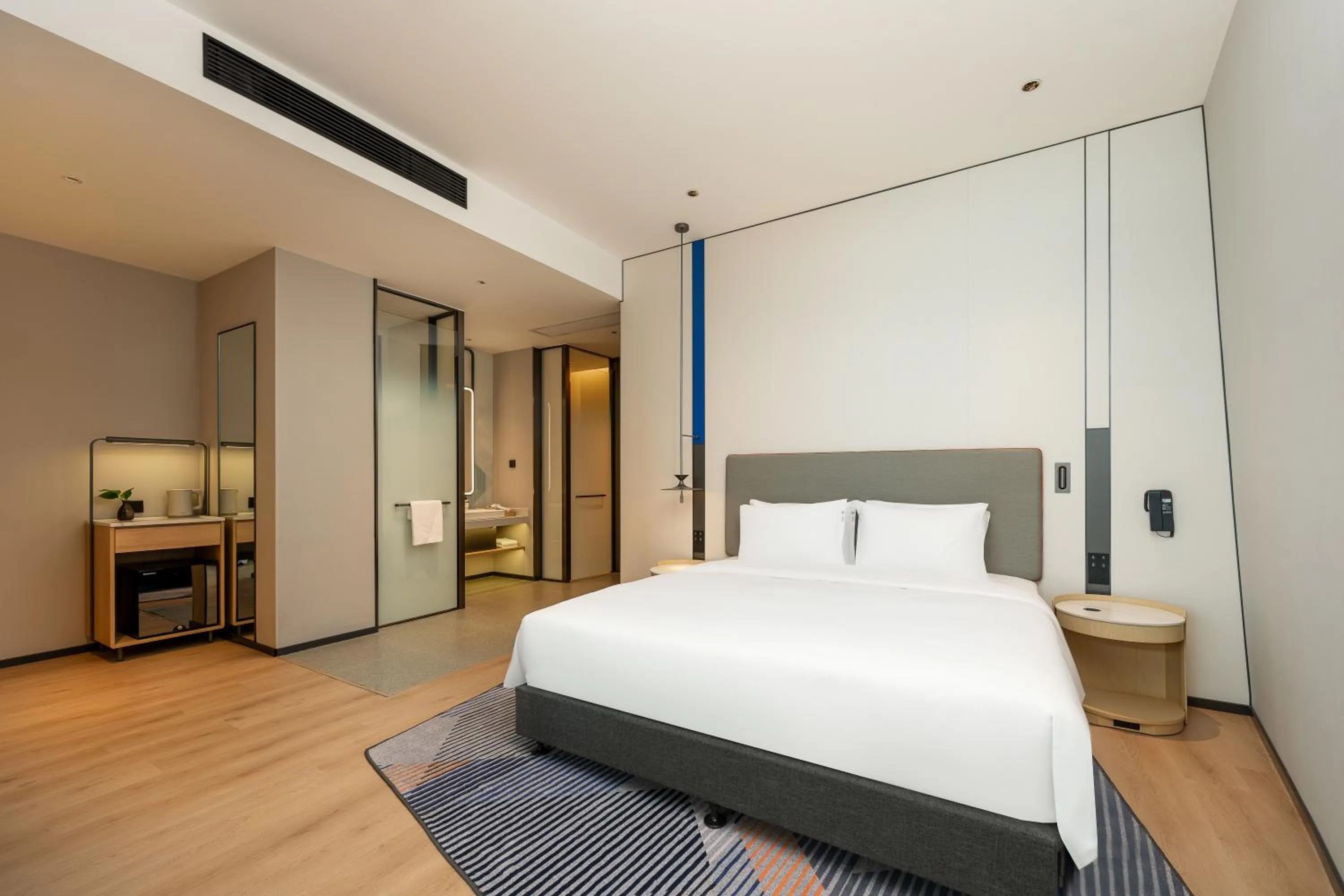 Photo of the whole room, Bed in Holiday Inn Express Shanghai Hongqiao CBD by IHG