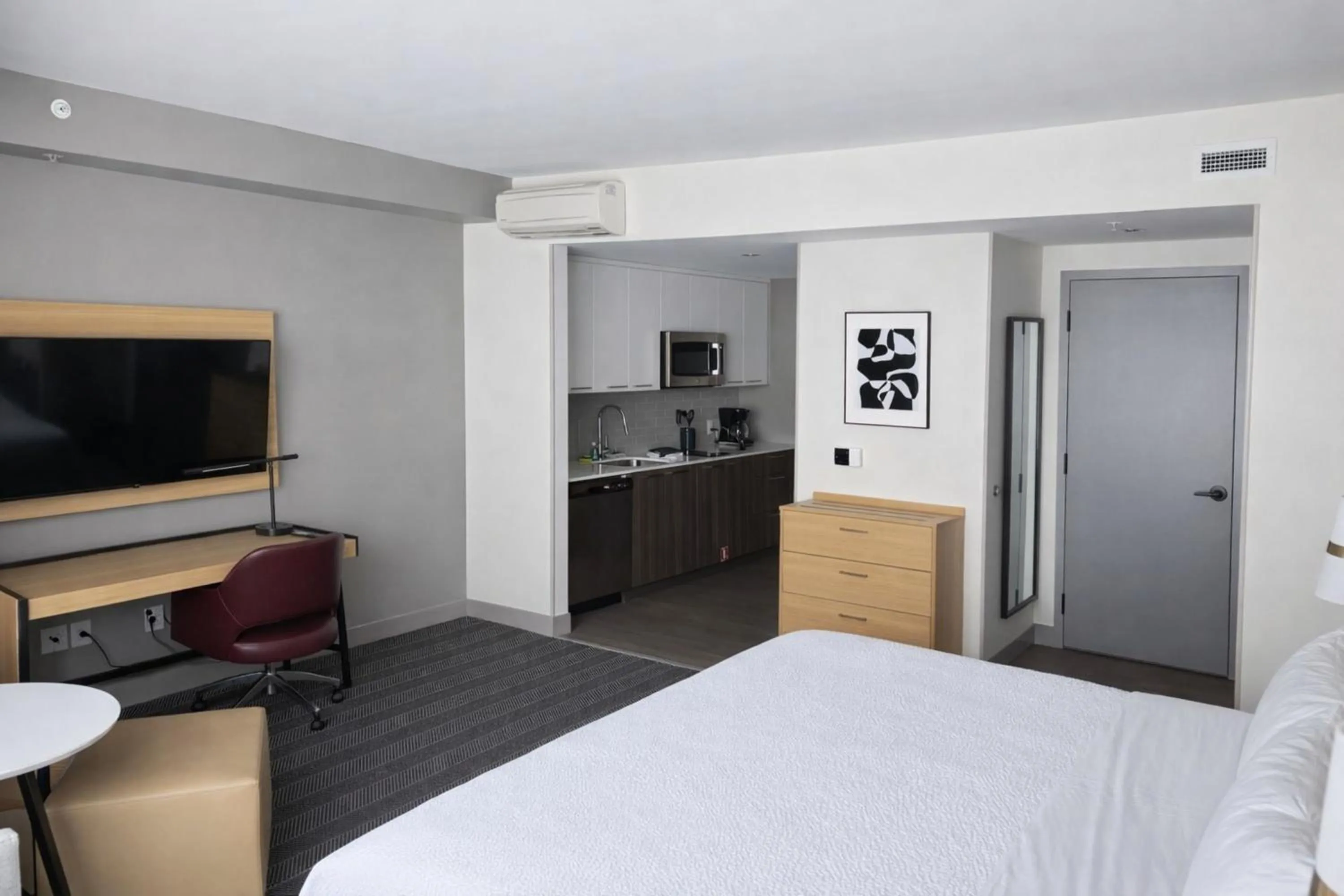 Photo of the whole room, Bed in Staybridge Suites Montreal Airport - St-Laurent by IHG