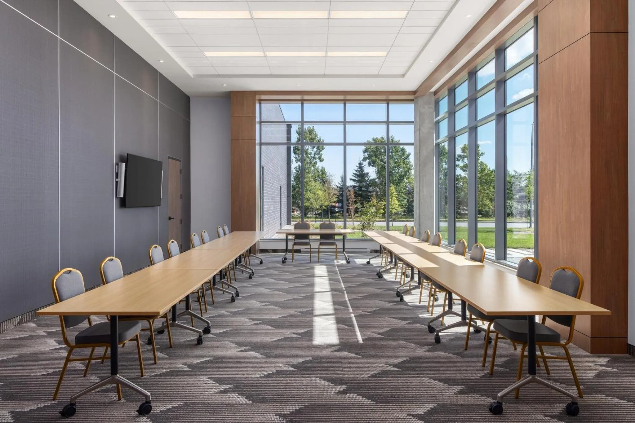 Meeting/conference room in Staybridge Suites Montreal Airport - St-Laurent by IHG