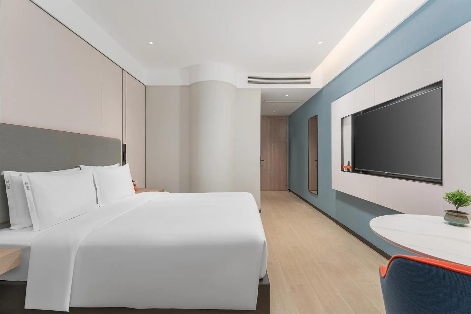 Photo of the whole room, Bed in Holiday Inn Express Yangzhou Grand Canal Theatre