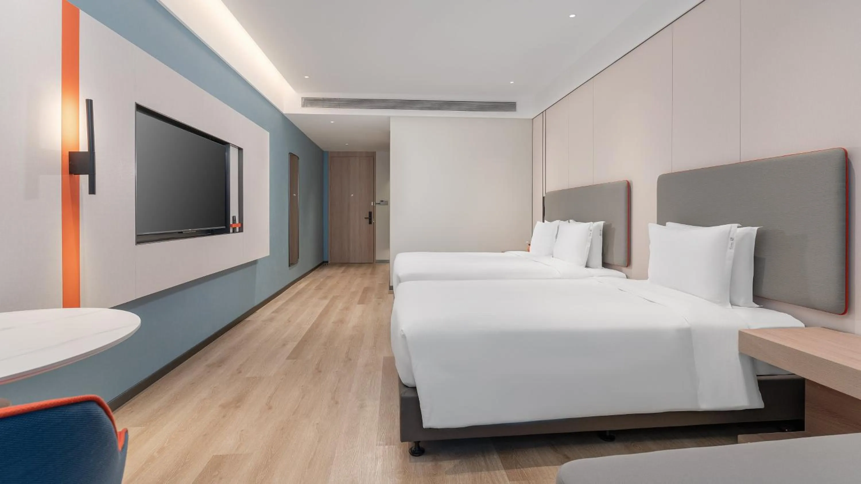 Photo of the whole room, Bed in Holiday Inn Express Yangzhou Grand Canal Theatre